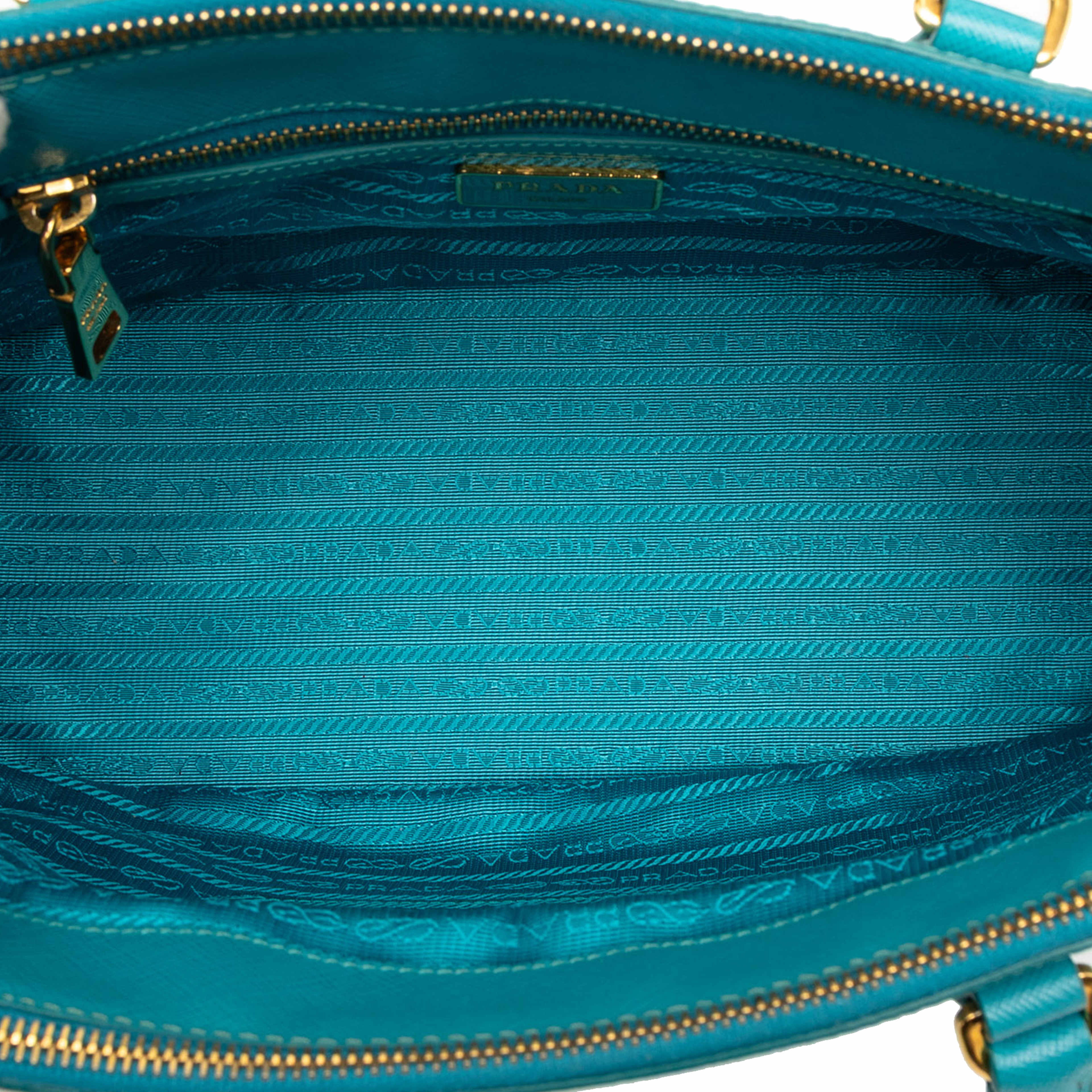Prada Small Saffiano Lux Galleria Double Zip Satchel, från Luxclusif, i färgen aqua. Klicka för att öppna bilden i stort format