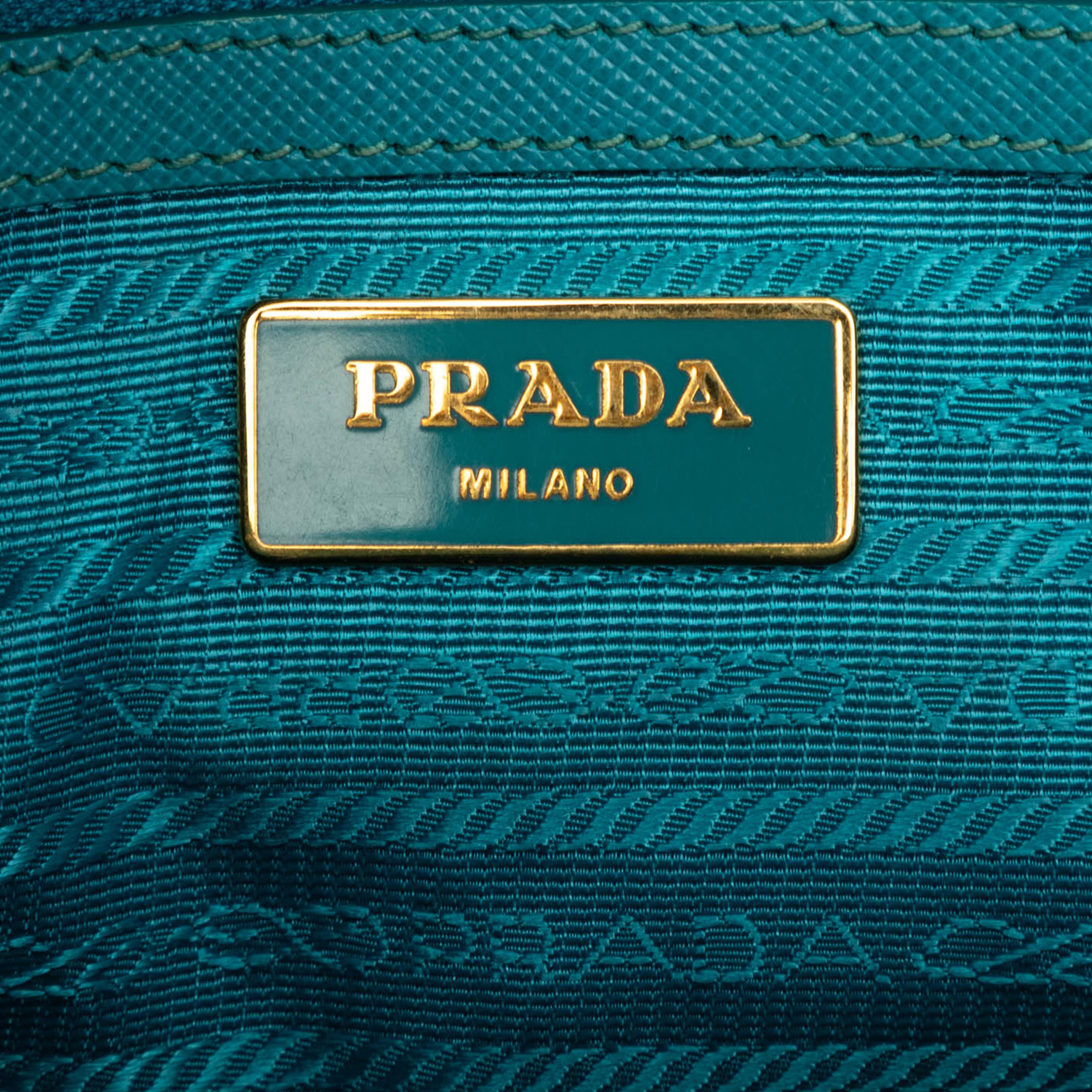 Prada Small Saffiano Lux Galleria Double Zip Satchel, från Luxclusif, i färgen aqua. Klicka för att öppna bilden i stort format
