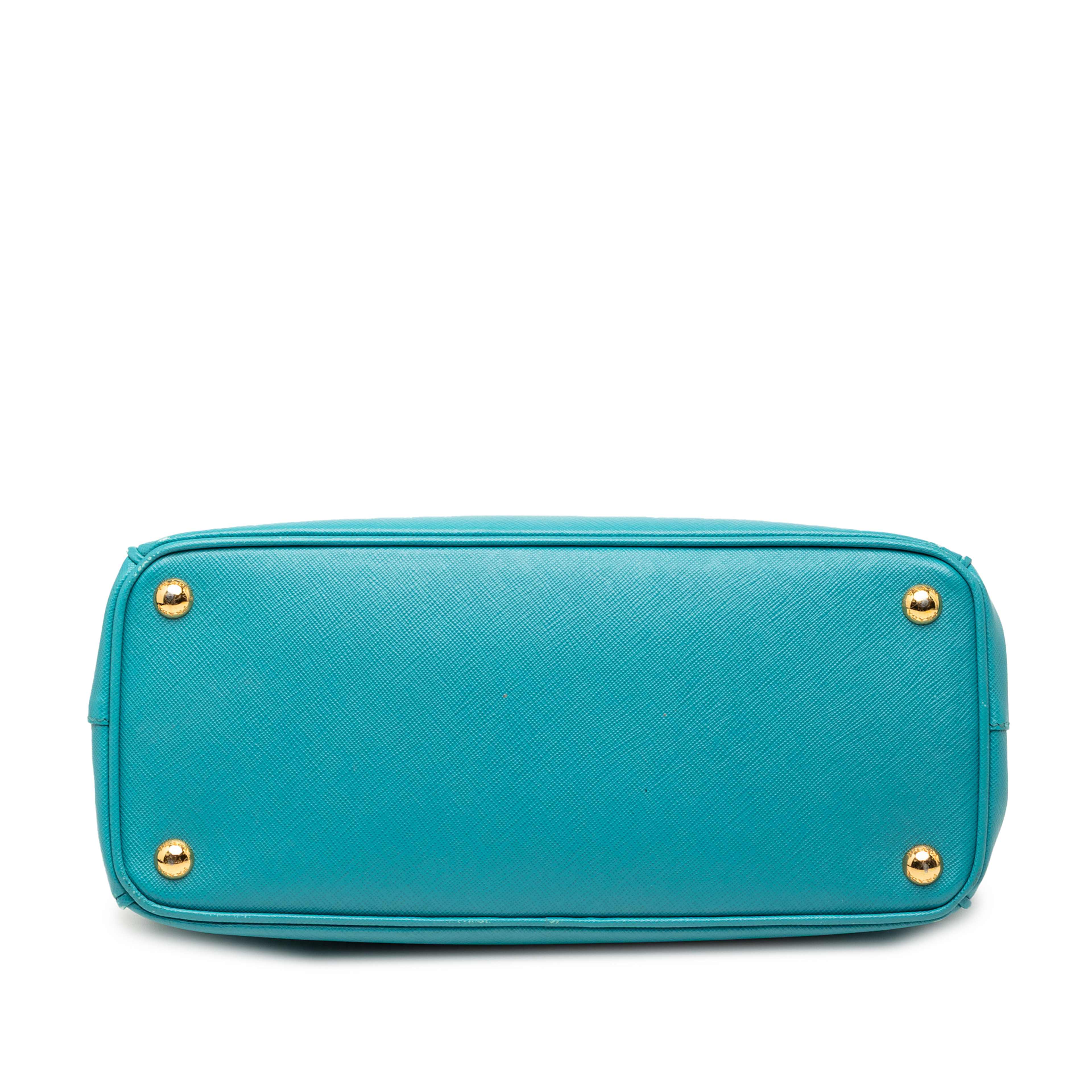 Prada Small Saffiano Lux Galleria Double Zip Satchel, från Luxclusif, i färgen aqua. Klicka för att öppna bilden i stort format