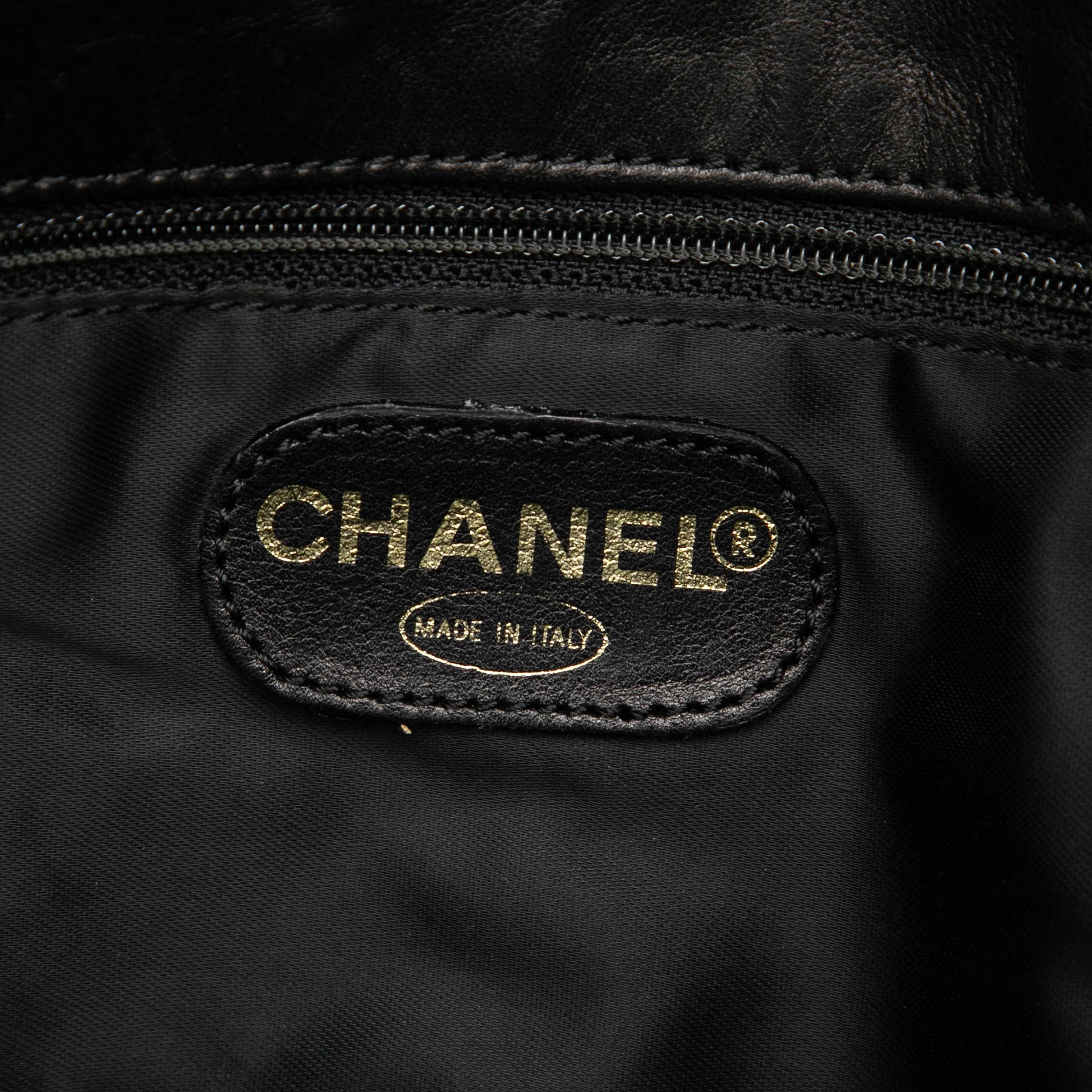 Chanel Cc Lambskin Tassel Flap Messenger Bag, från Luxclusif, i färgen black. Klicka för att öppna bilden i stort format