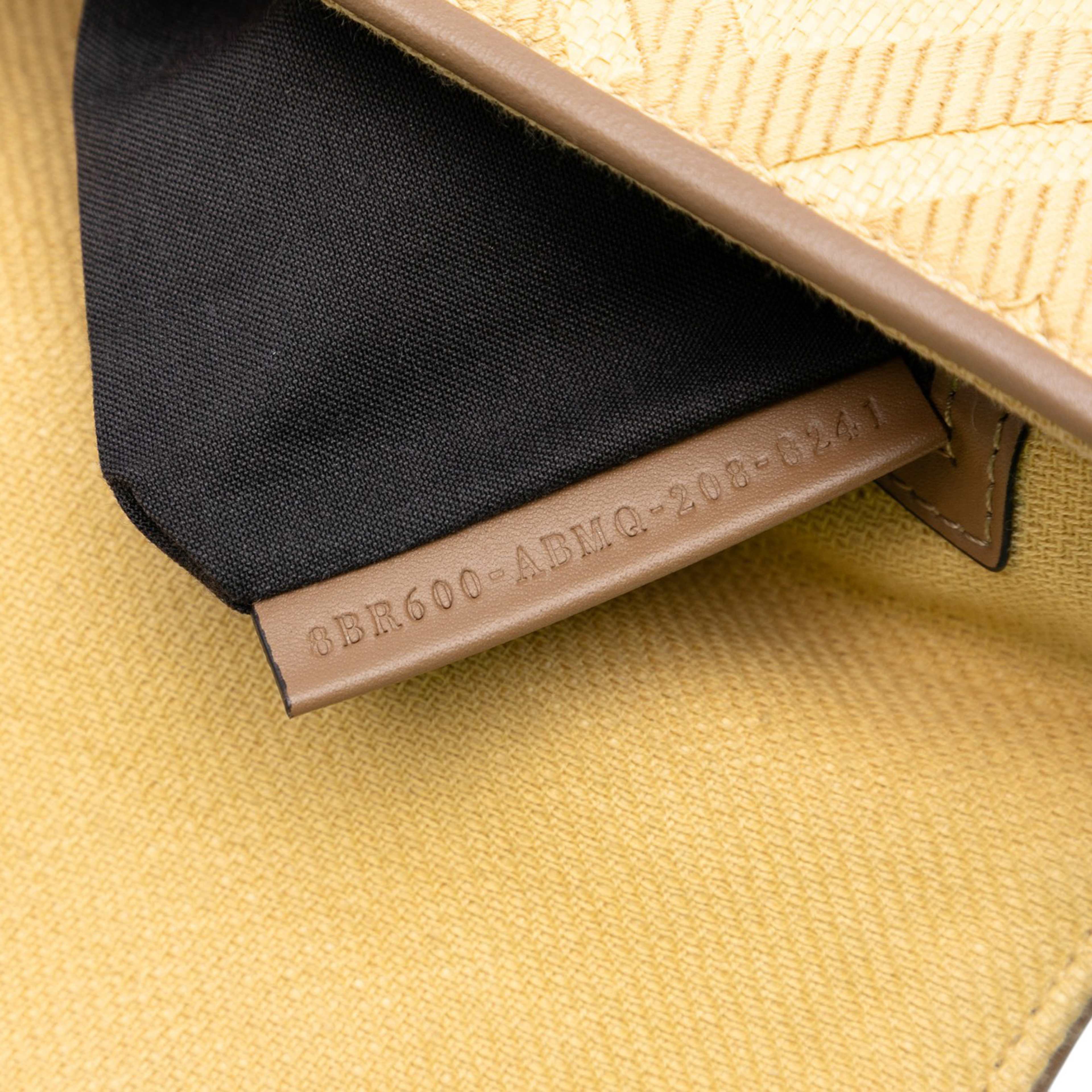 Fendi Medium Embroidered Canvas Baguette Satchel, från Luxclusif, i färgen beige. Klicka för att öppna bilden i stort format