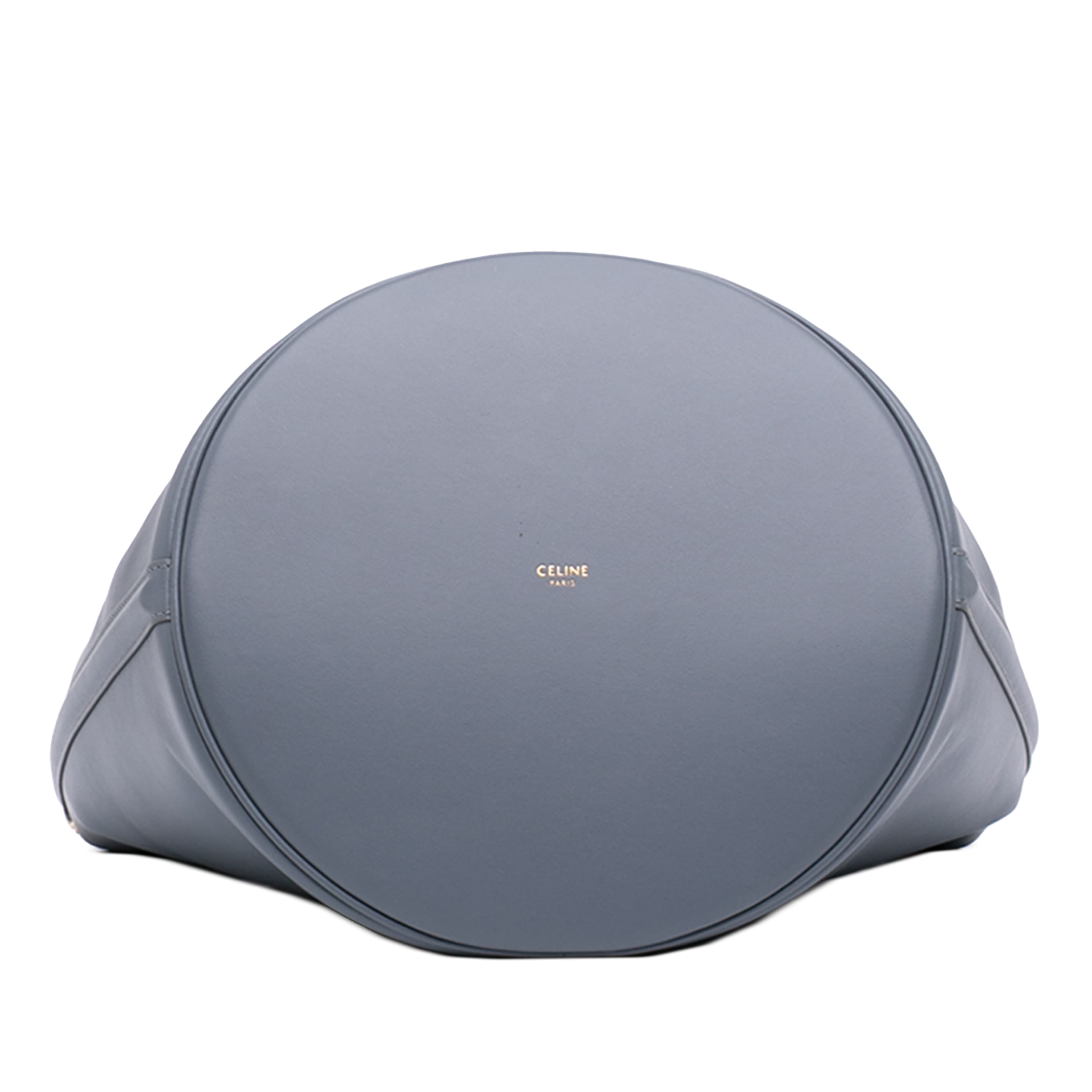 Celine Medium Smooth Calfskin Bucket 16, från Luxclusif, i färgen grå. Klicka för att öppna bilden i stort format