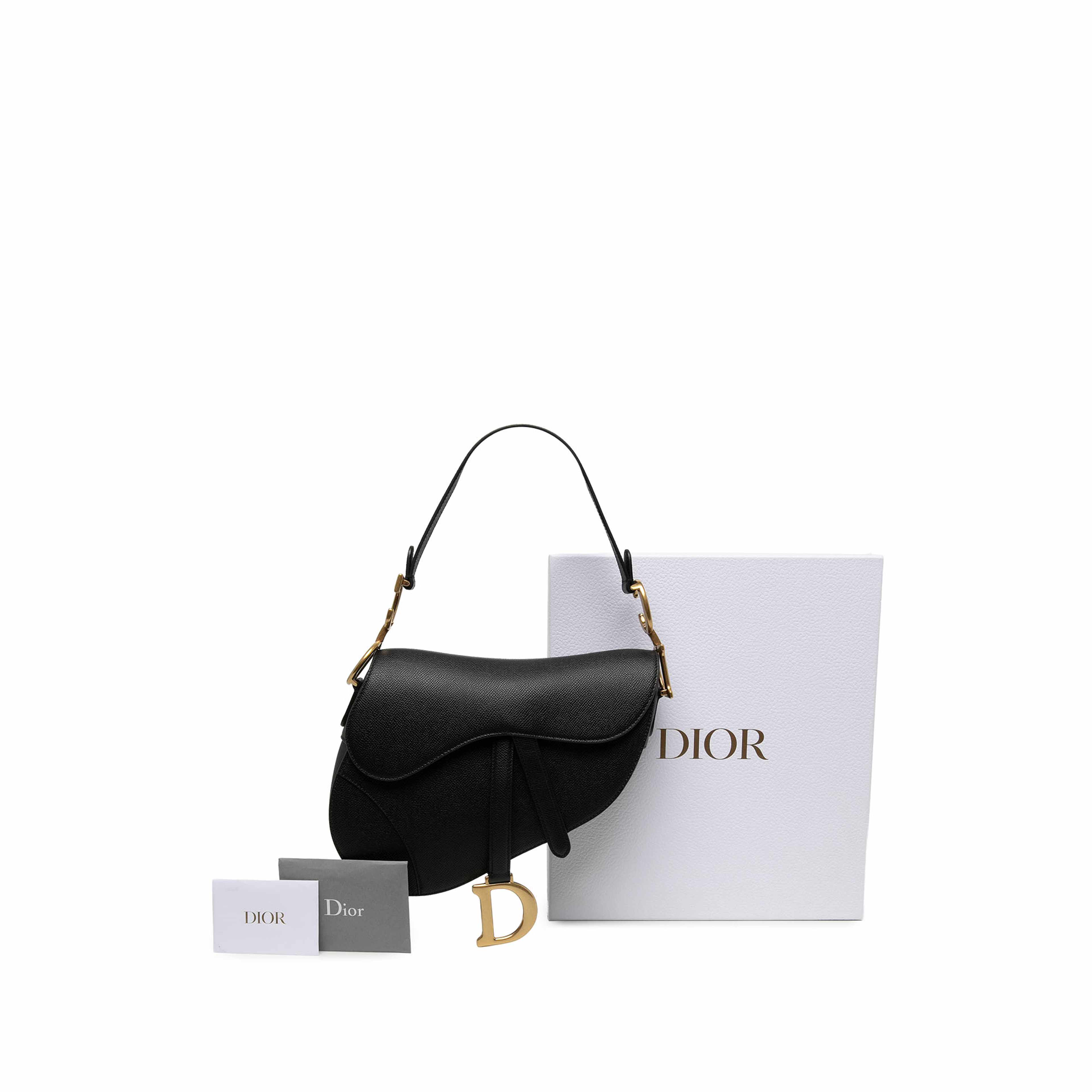 Dior Grained Calfskin Saddle Bag, från Luxclusif, i färgen svart. Klicka för att öppna bilden i stort format