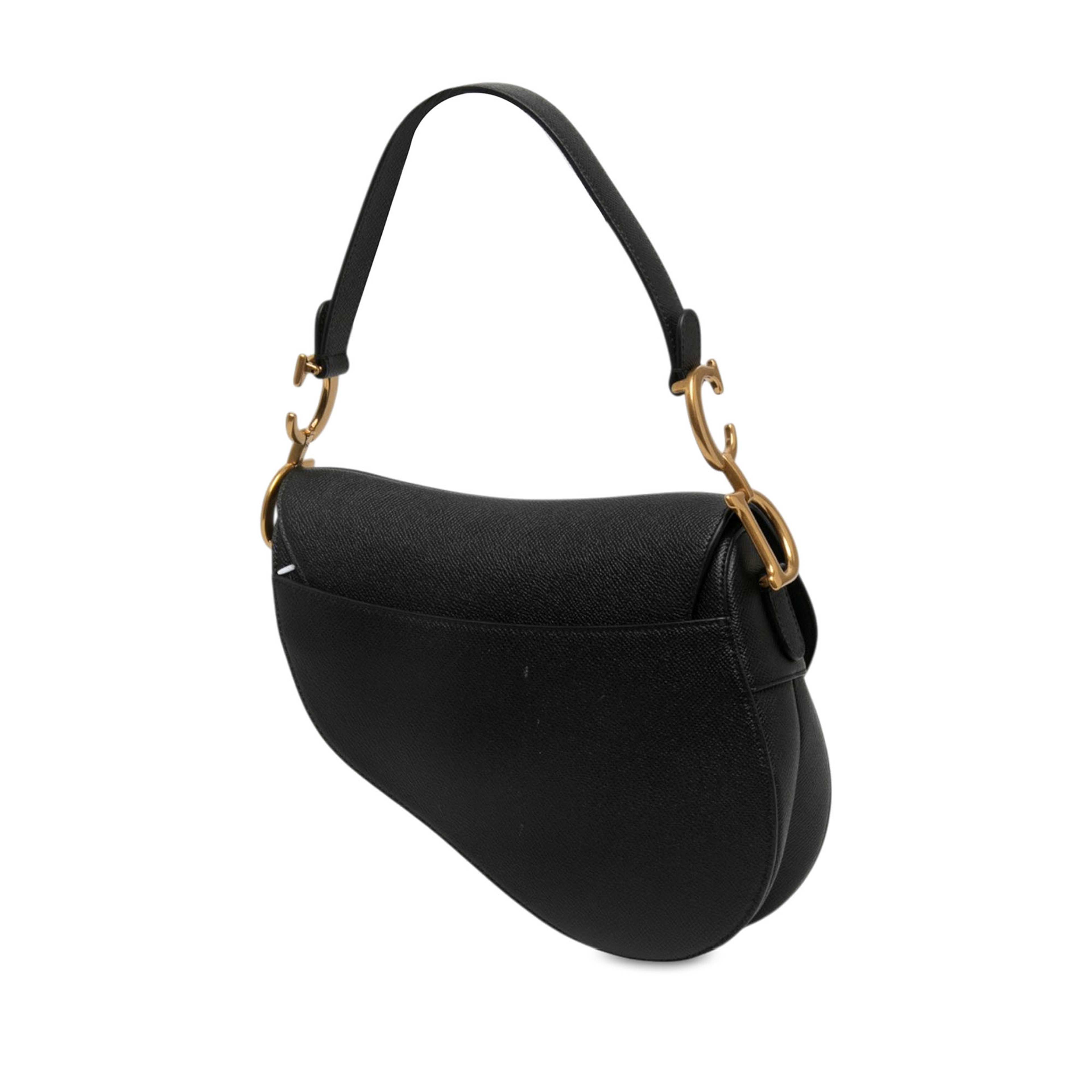 Dior Grained Calfskin Saddle Bag, från Luxclusif, i färgen svart. Klicka för att öppna bilden i stort format