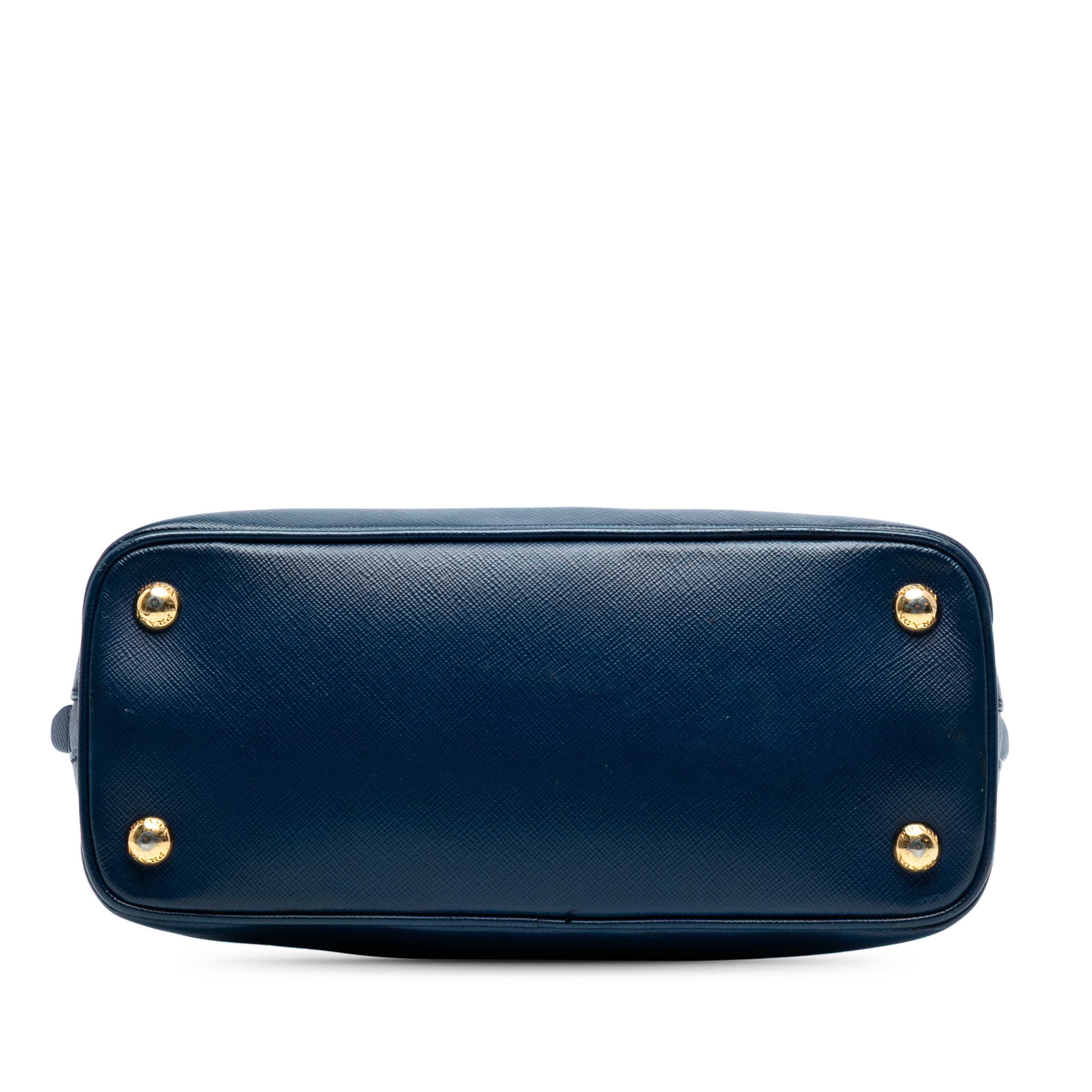 Prada Small Saffiano Lux Promenade Satchel, från Luxclusif, i färgen dark blue. Klicka för att öppna bilden i stort format