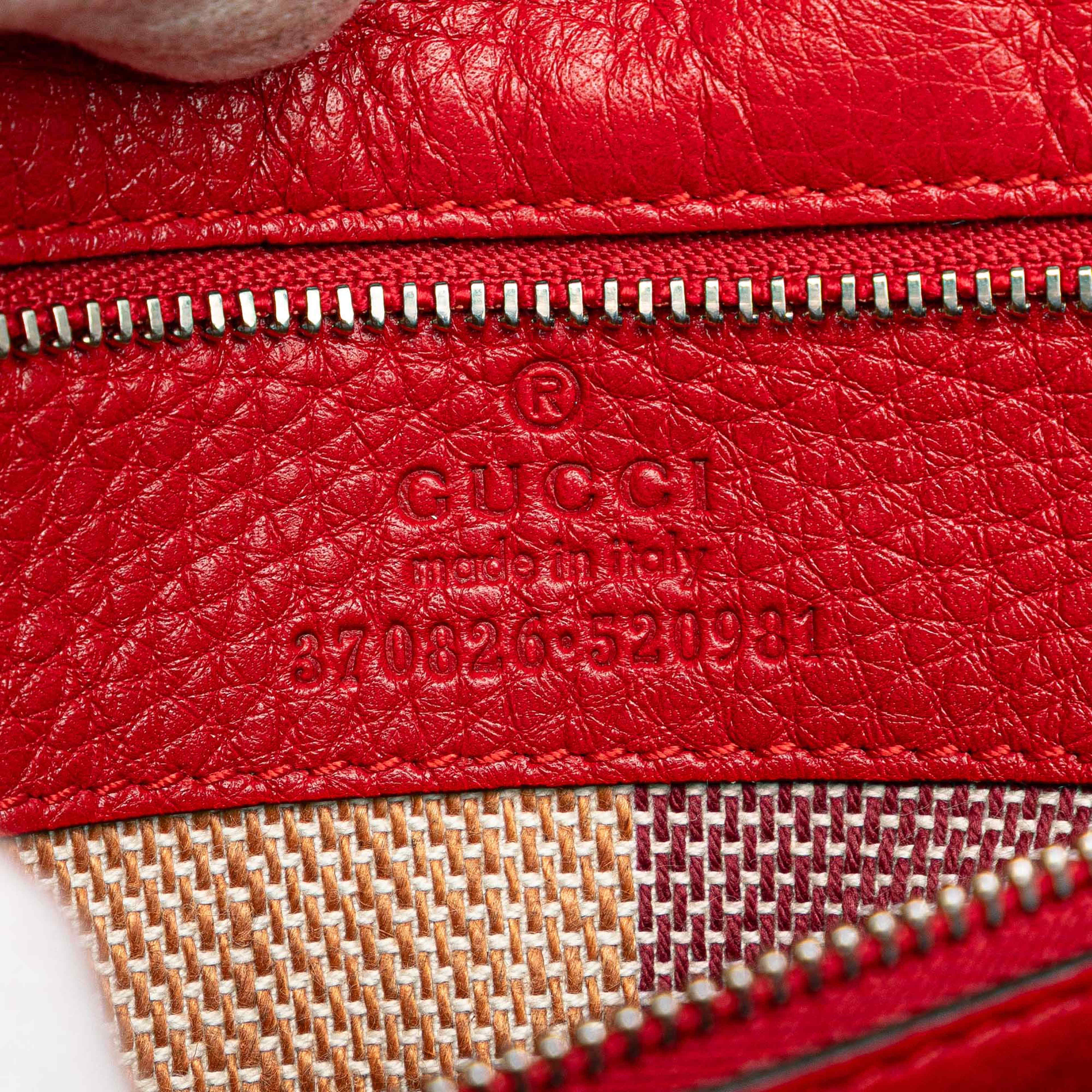 Gucci Medium Leather Bamboo Daily Crossbody, från Luxclusif, i färgen red. Klicka för att öppna bilden i stort format