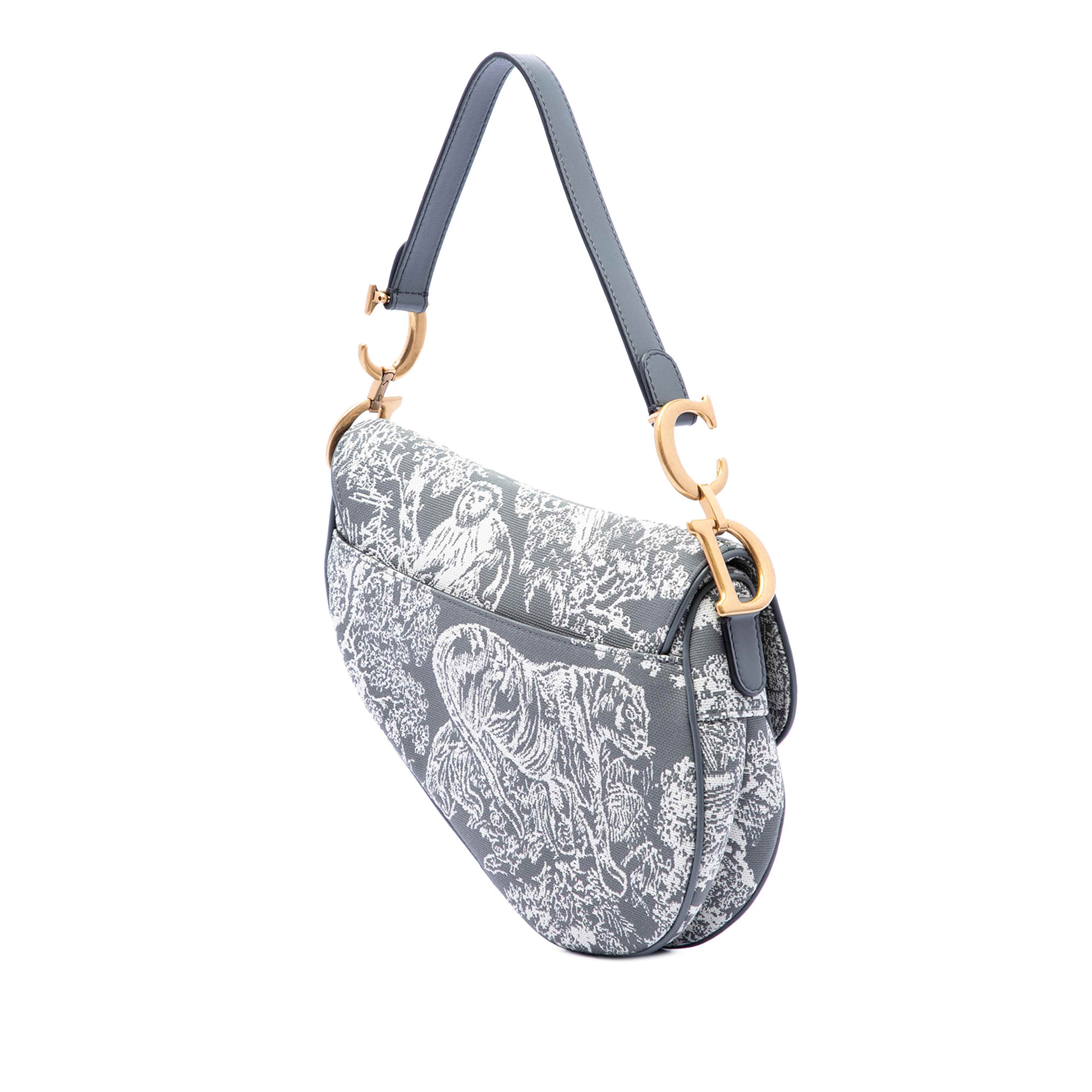 Dior Canvas Embroidered Reverse Toile De Jouy Saddle Bag, från Luxclusif, i färgen grå. Klicka för att öppna bilden i stort format