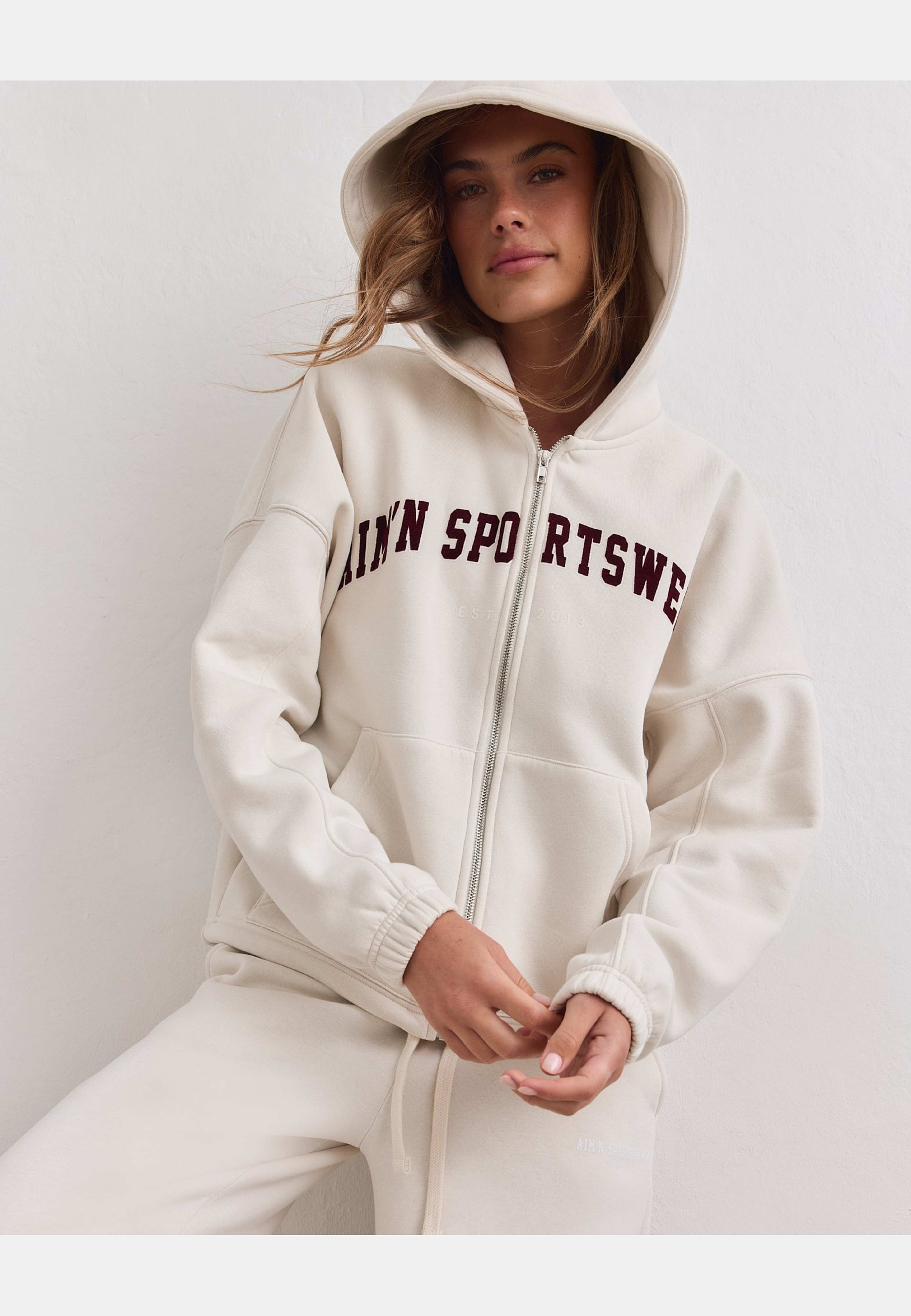 Varsity Sweat Zip Hood, från aim'n, i färgen cream. Klicka för att öppna bilden i stort format