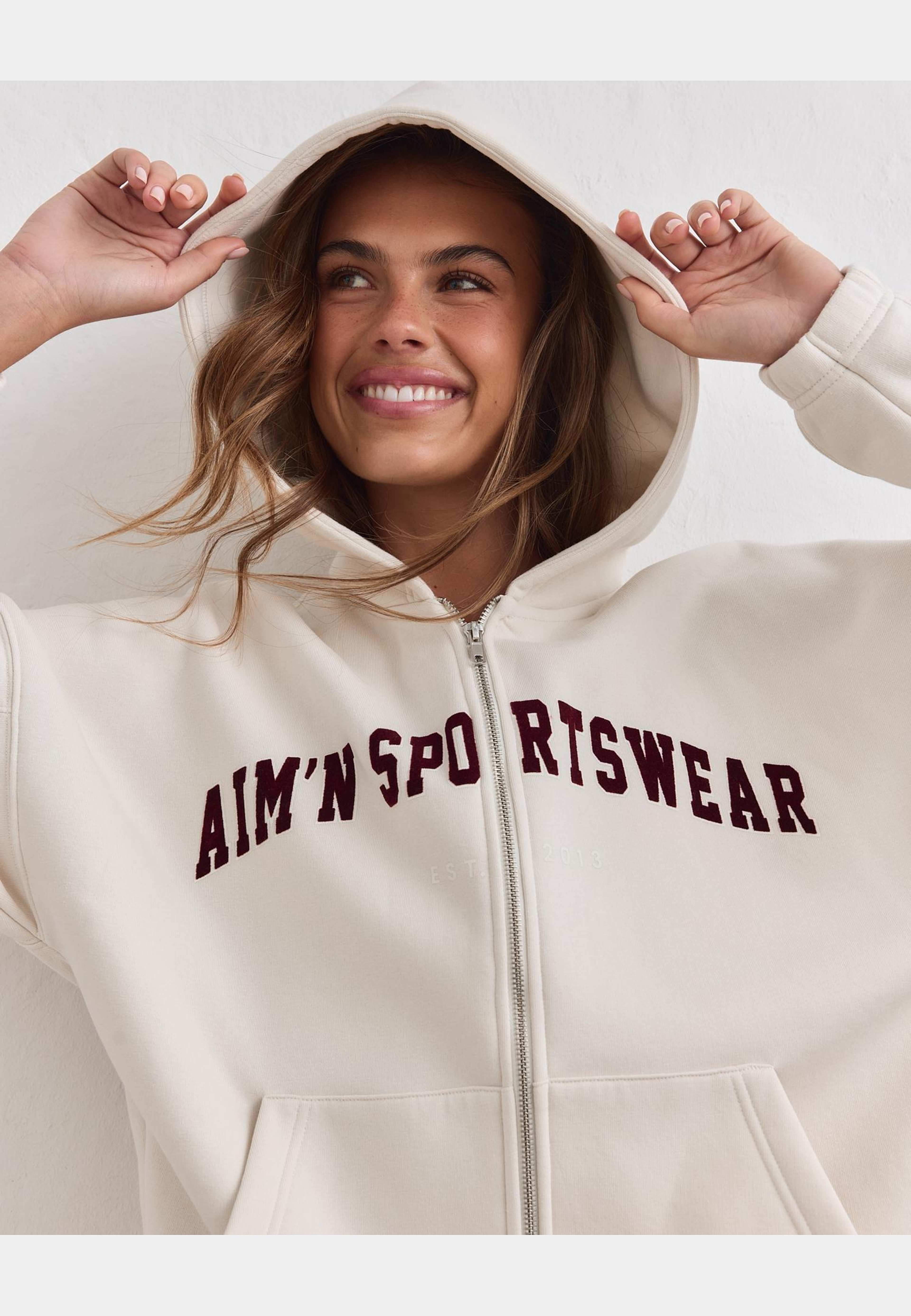 Varsity Sweat Zip Hood, från aim'n, i färgen cream. Klicka för att öppna bilden i stort format