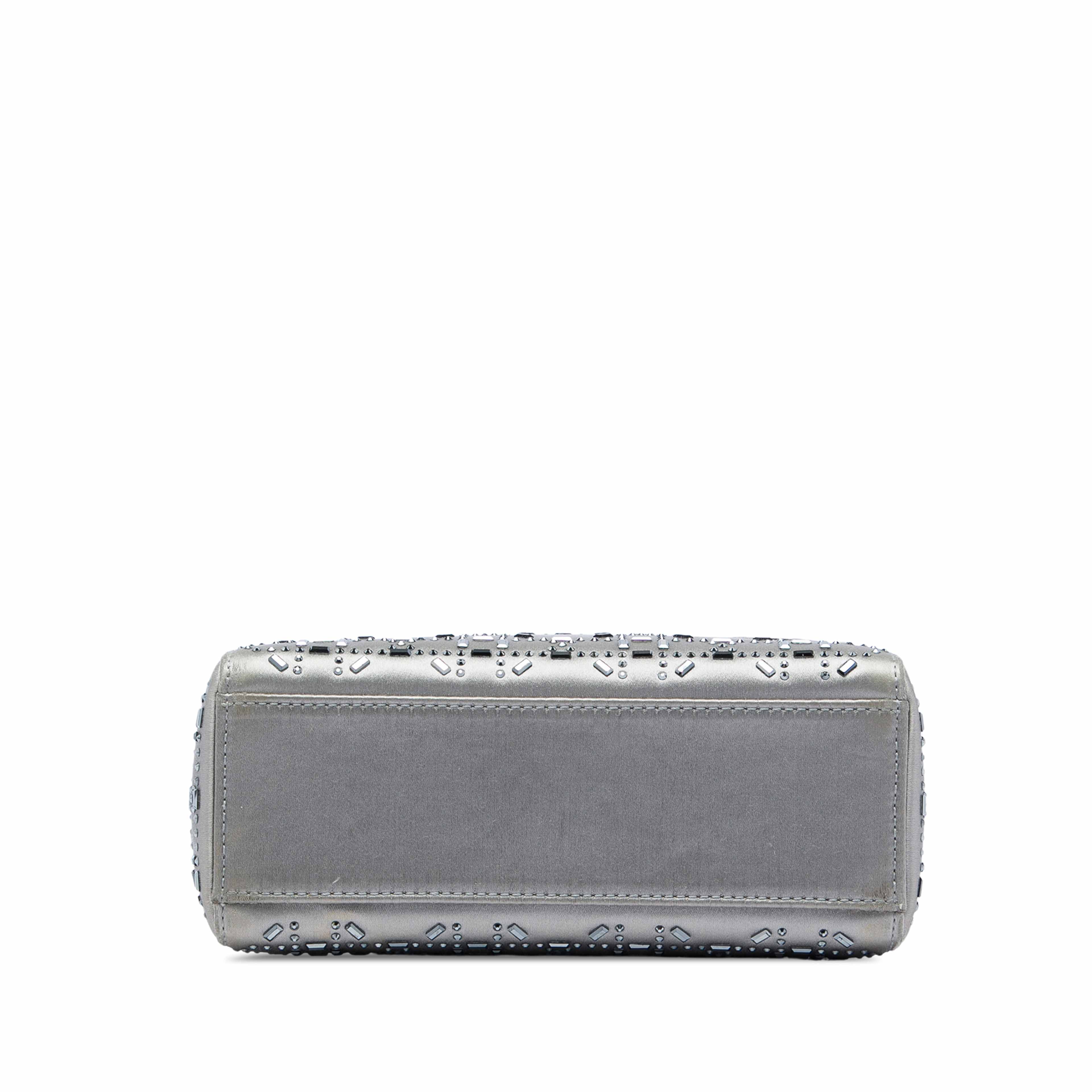 Dior Mini Satin Cannage Crystal Embellished Lady Dior, från Luxclusif, i färgen grå. Klicka för att öppna bilden i stort format