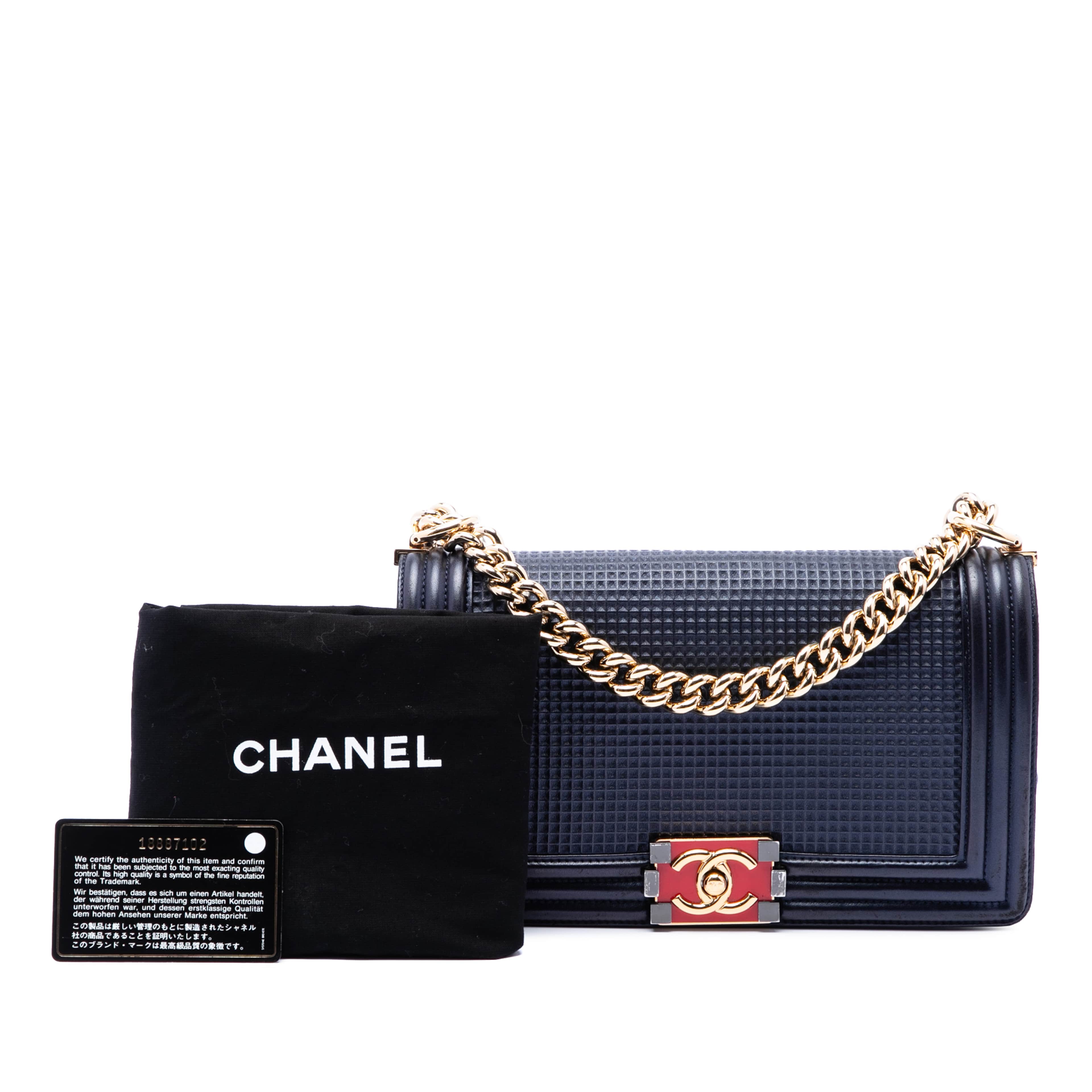 Chanel Old Medium Lambskin Embossed Cube Boy Flap, från Luxclusif, i färgen blå. Klicka för att öppna bilden i stort format