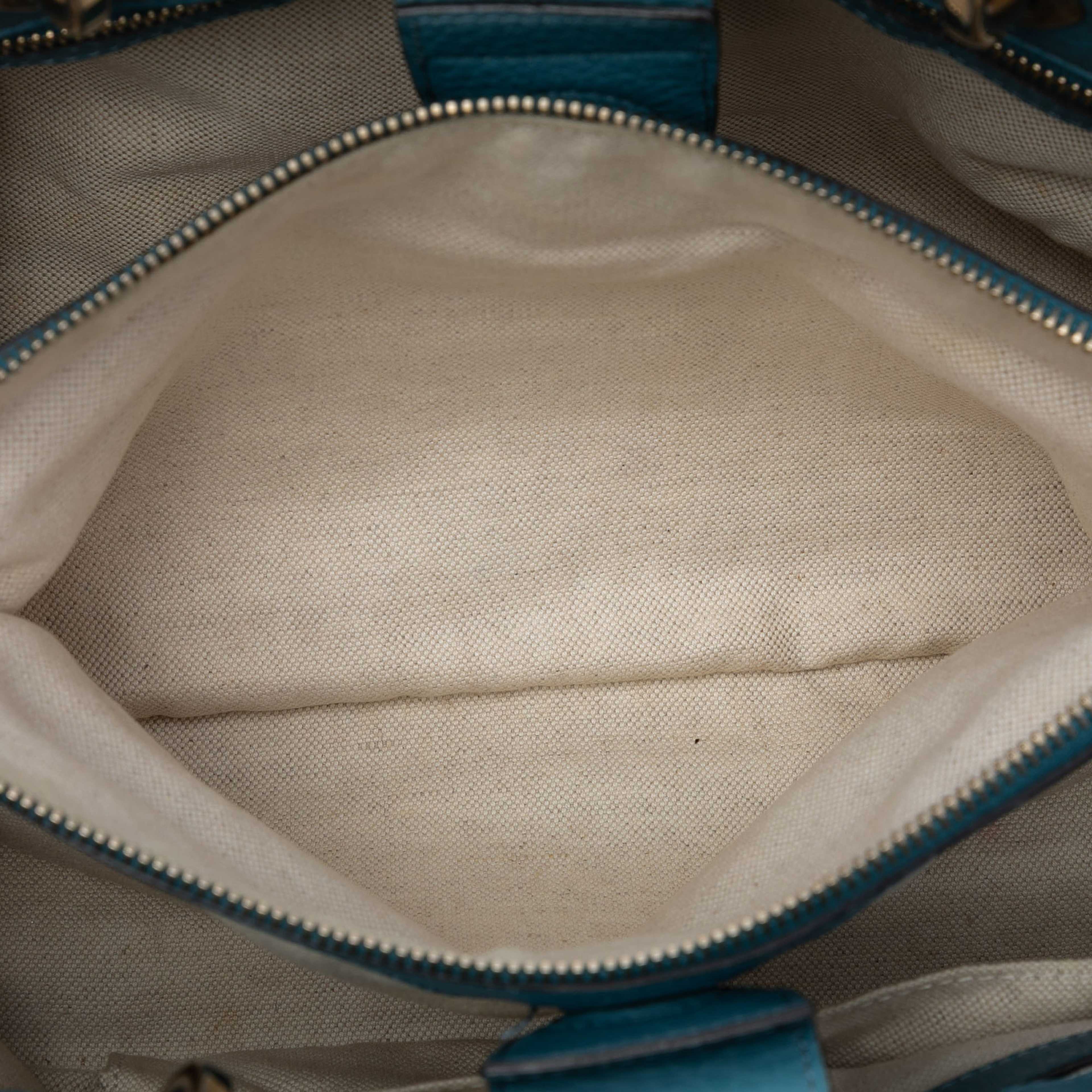 Gucci Medium Calfskin Bamboo Shopper Satchel, från Luxclusif, i färgen light blue. Klicka för att öppna bilden i stort format