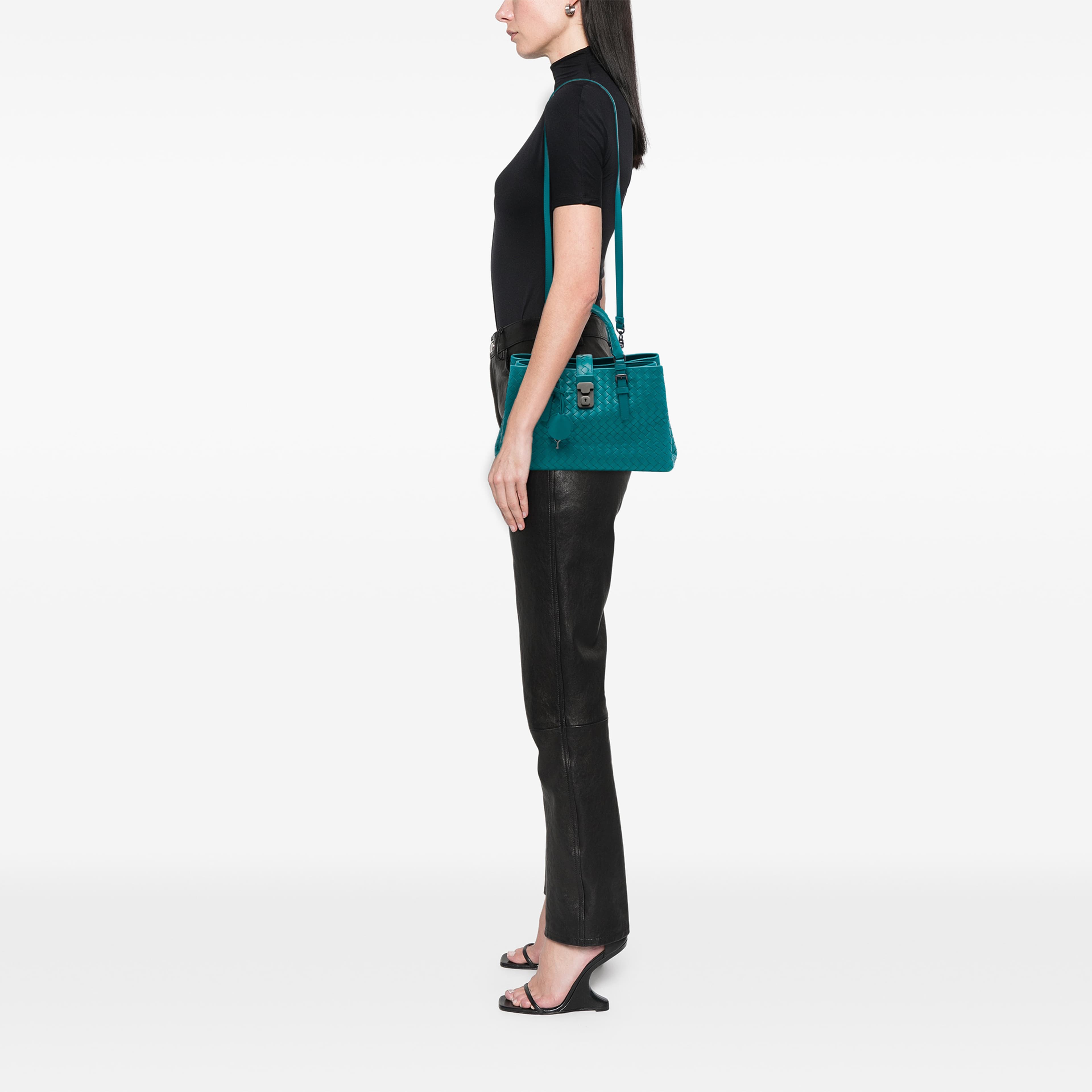 Bottega Veneta Small Nappa Intrecciato Roma Satchel, från Luxclusif, i färgen blå. Klicka för att öppna bilden i stort format