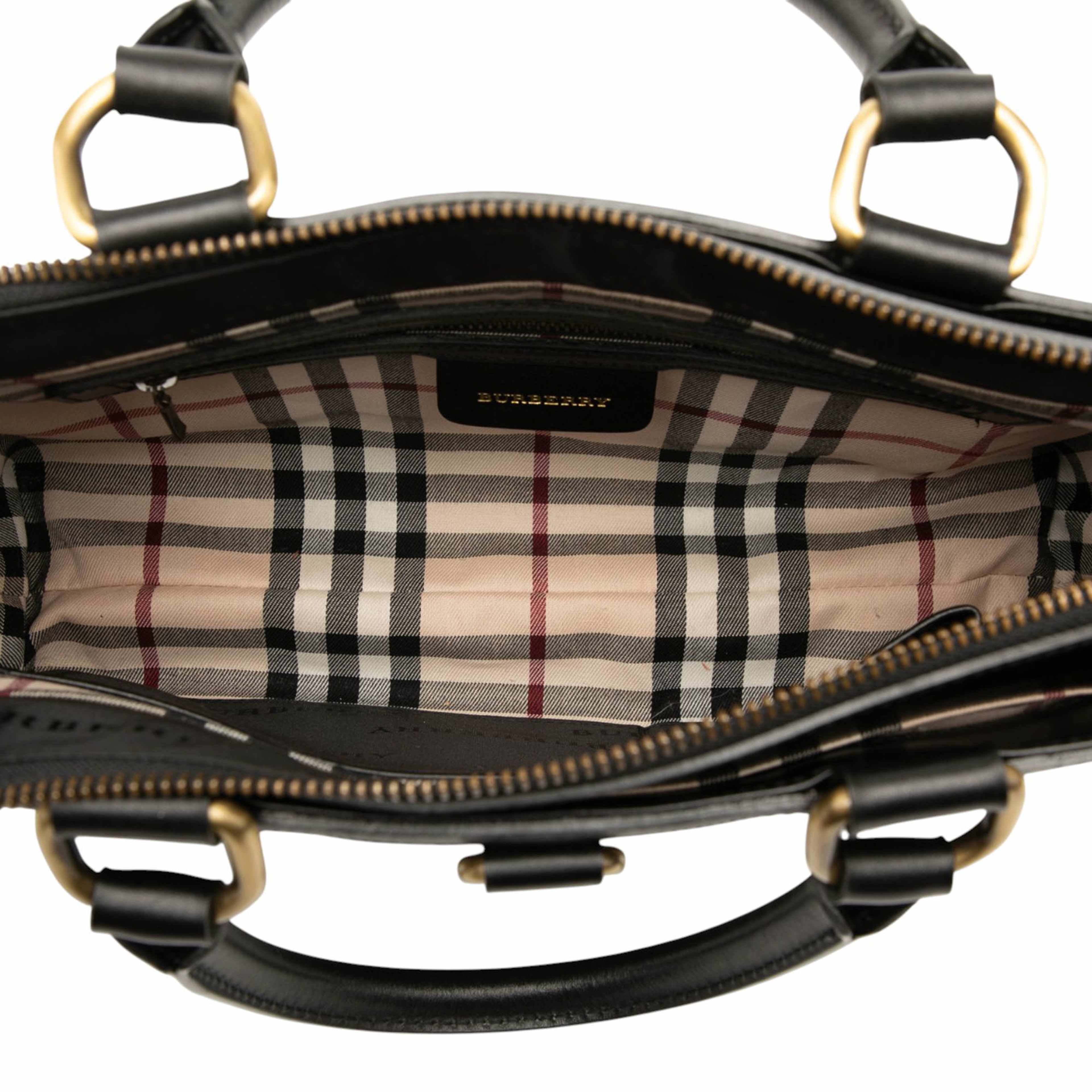 Burberry Leather Handbag, från Luxclusif, i färgen black. Klicka för att öppna bilden i stort format