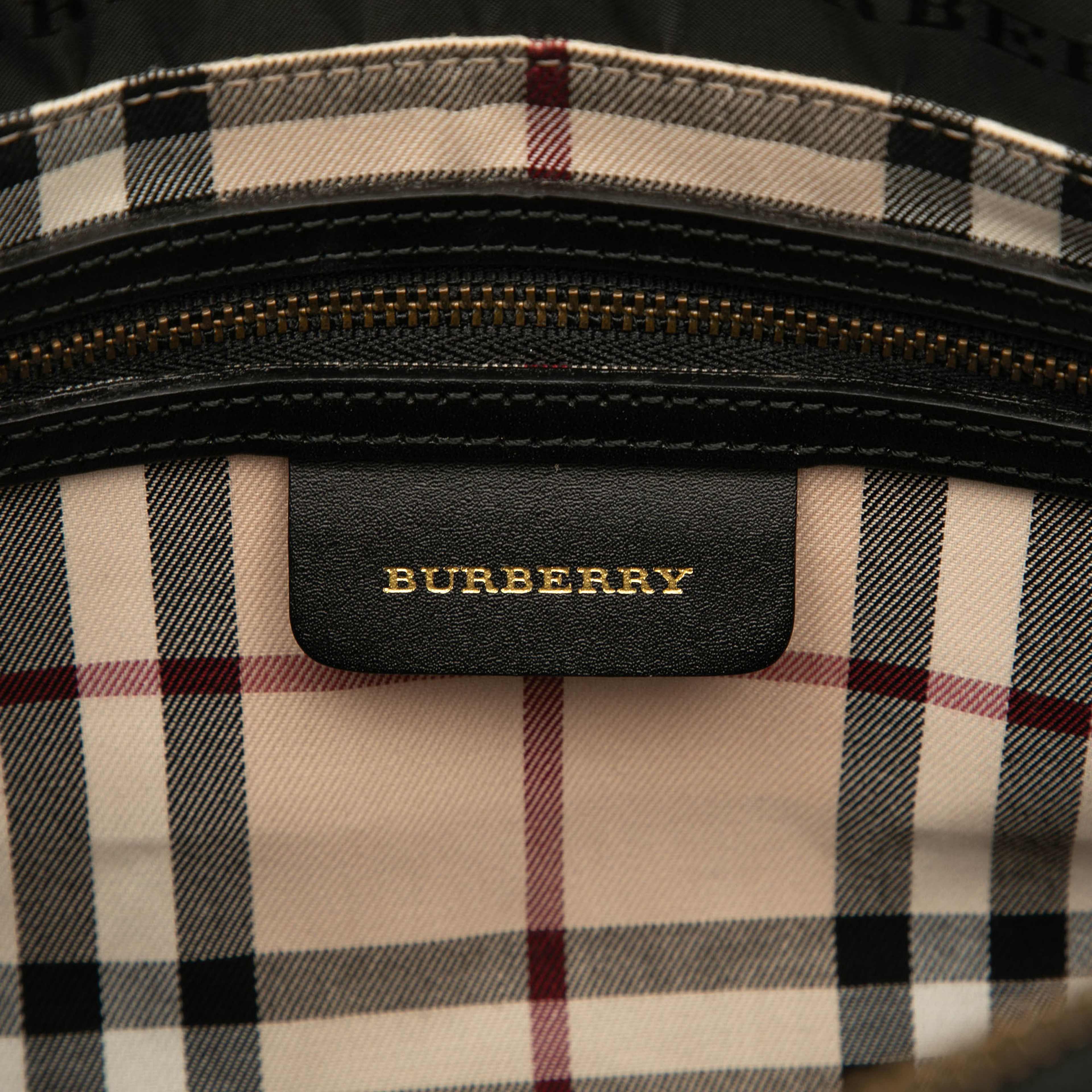 Burberry Leather Handbag, från Luxclusif, i färgen black. Klicka för att öppna bilden i stort format