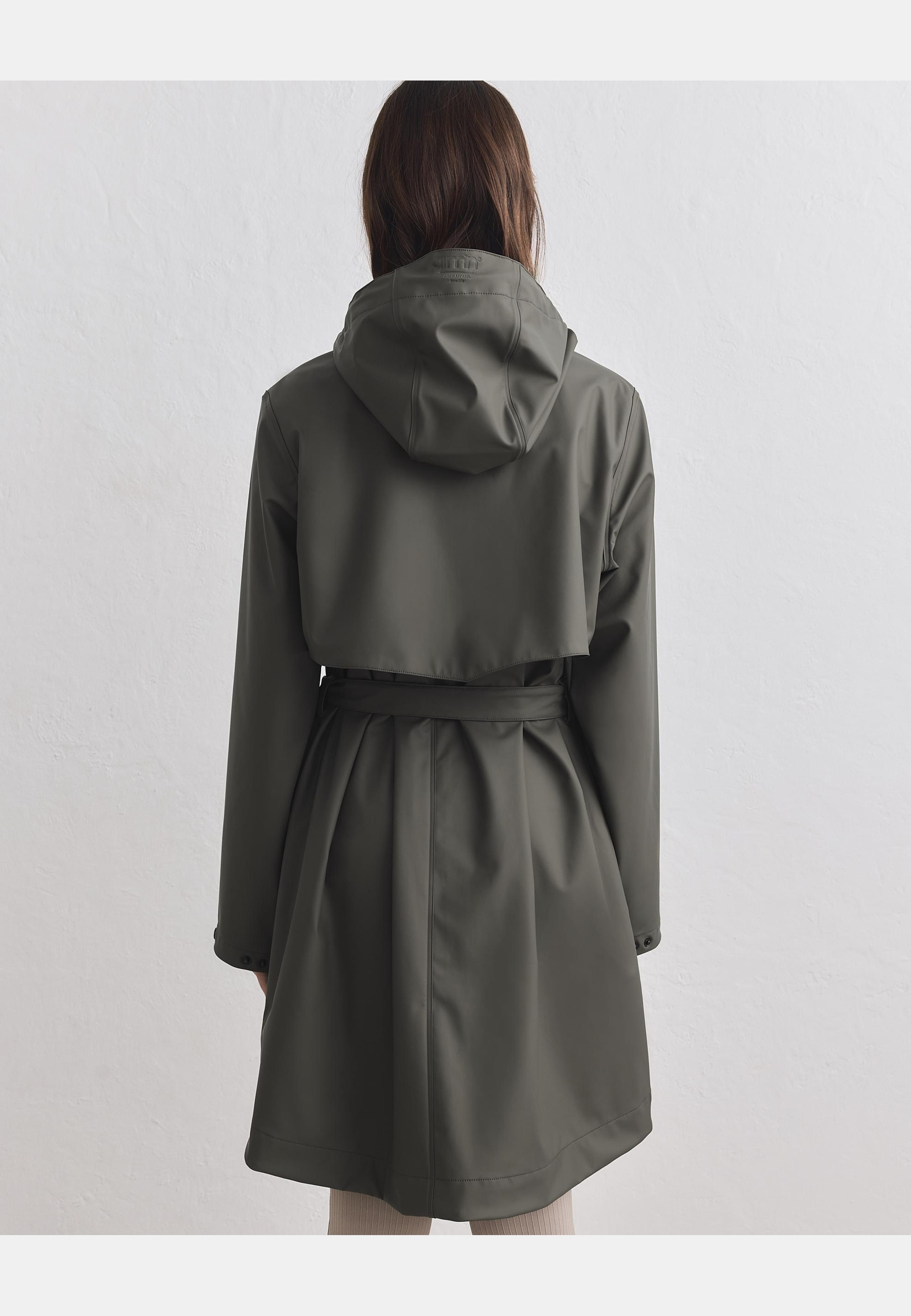 Rain Jacket, från aim'n, i färgen dark ivy. Klicka för att öppna bilden i stort format