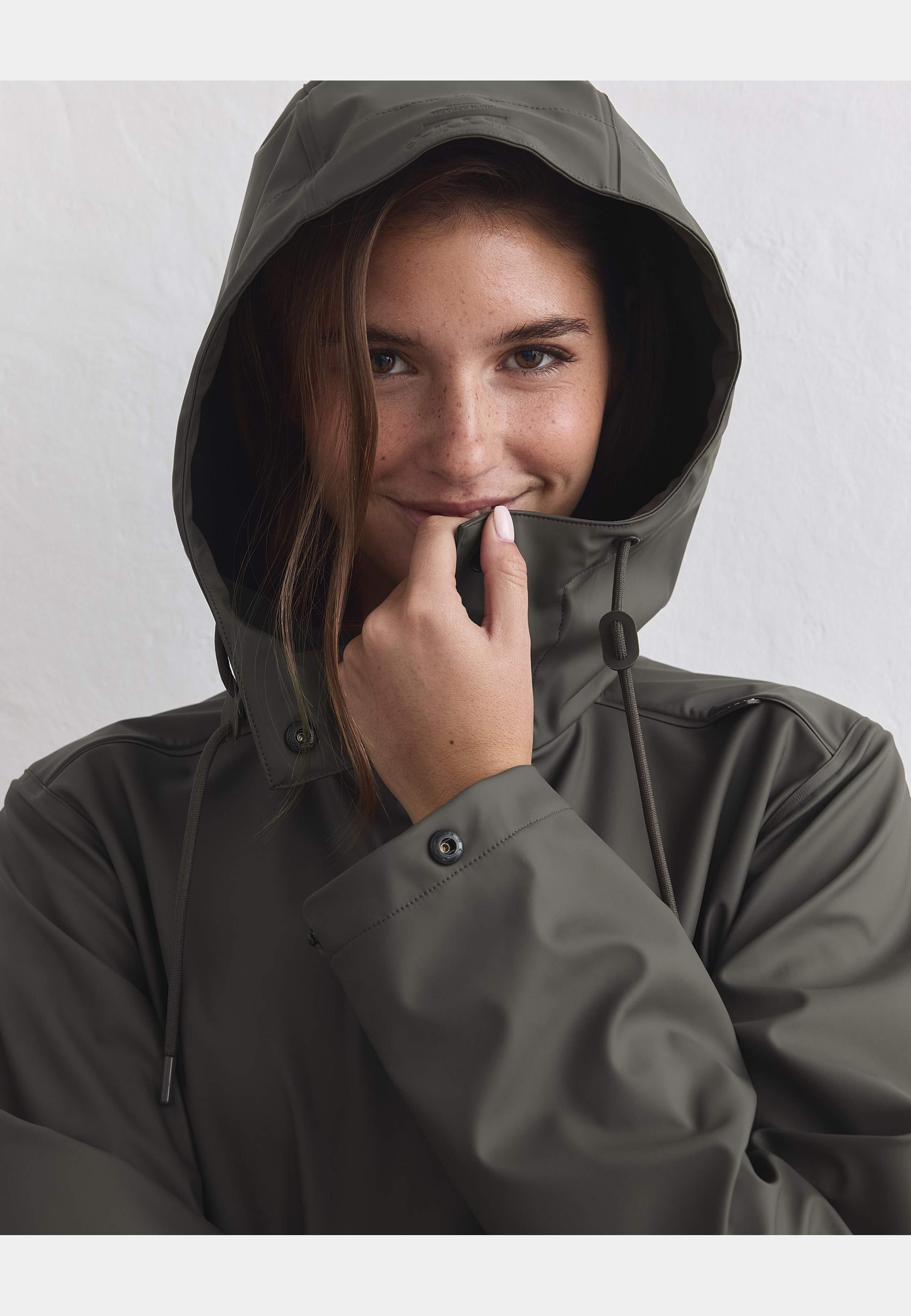 Rain Jacket, från aim'n, i färgen dark ivy. Klicka för att öppna bilden i stort format