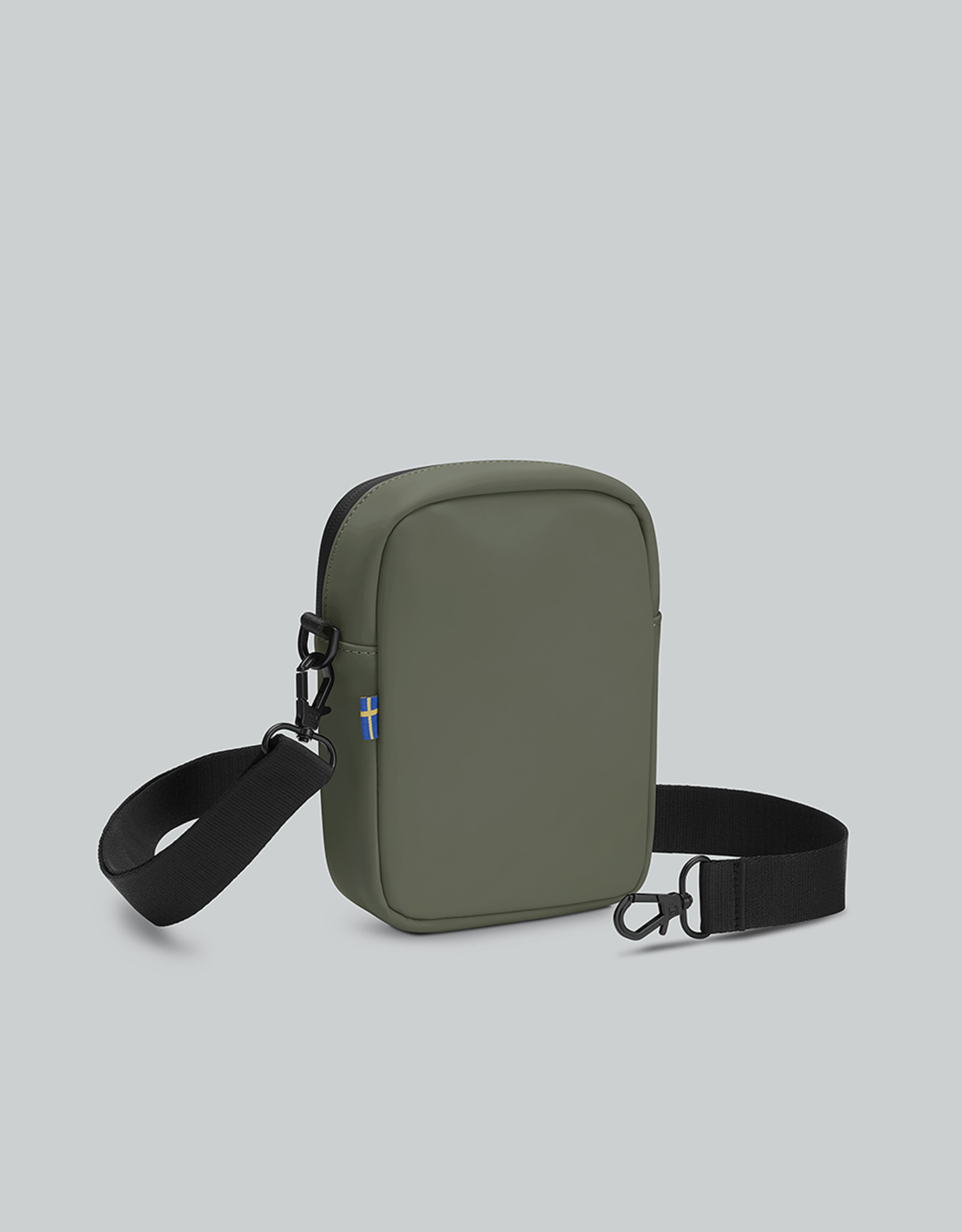 Däsh Verti Crossbody, från Gaston Luga, i färgen olive. Klicka för att öppna bilden i stort format