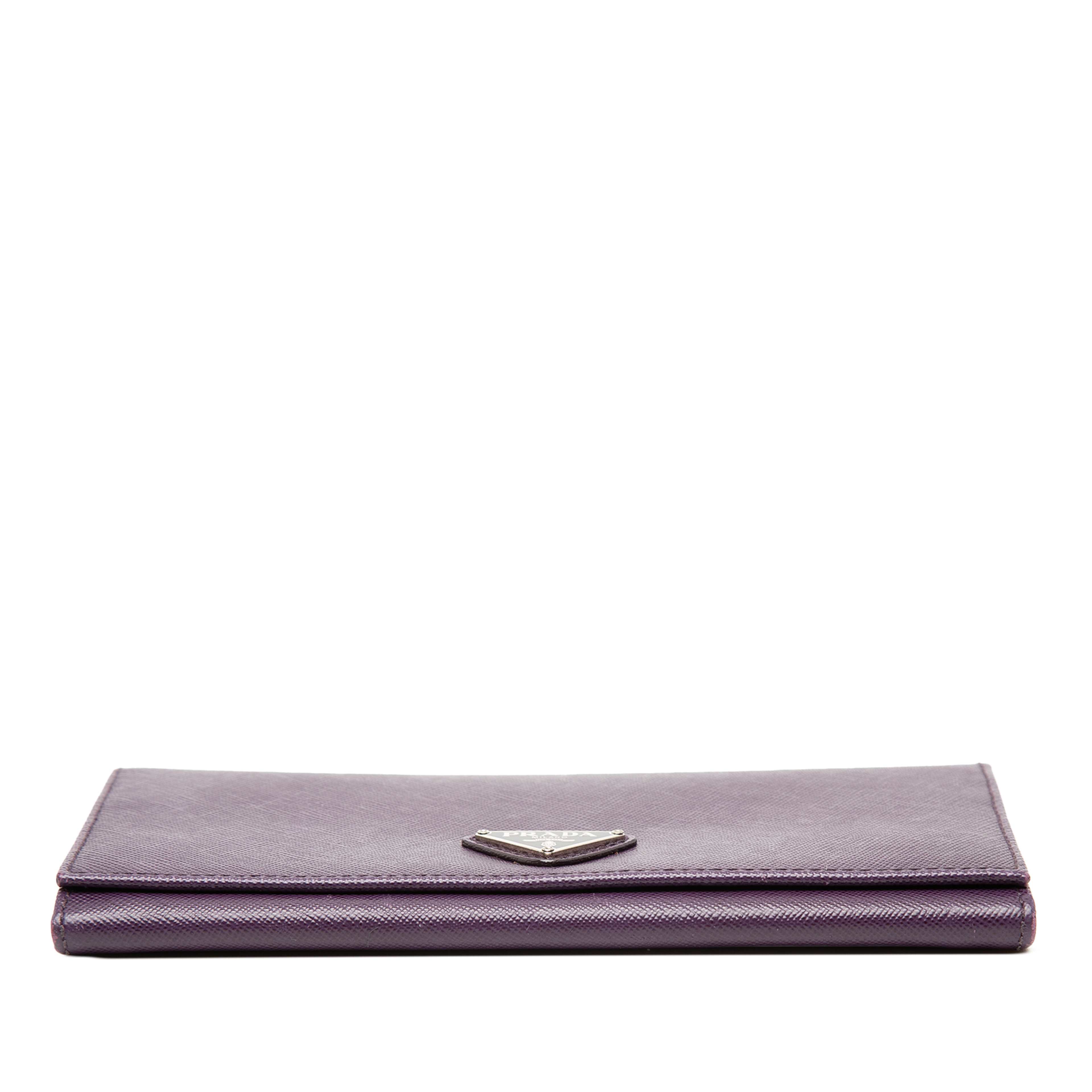 Prada Saffiano Bifold Long Wallet, från Luxclusif, i färgen dark purple. Klicka för att öppna bilden i stort format