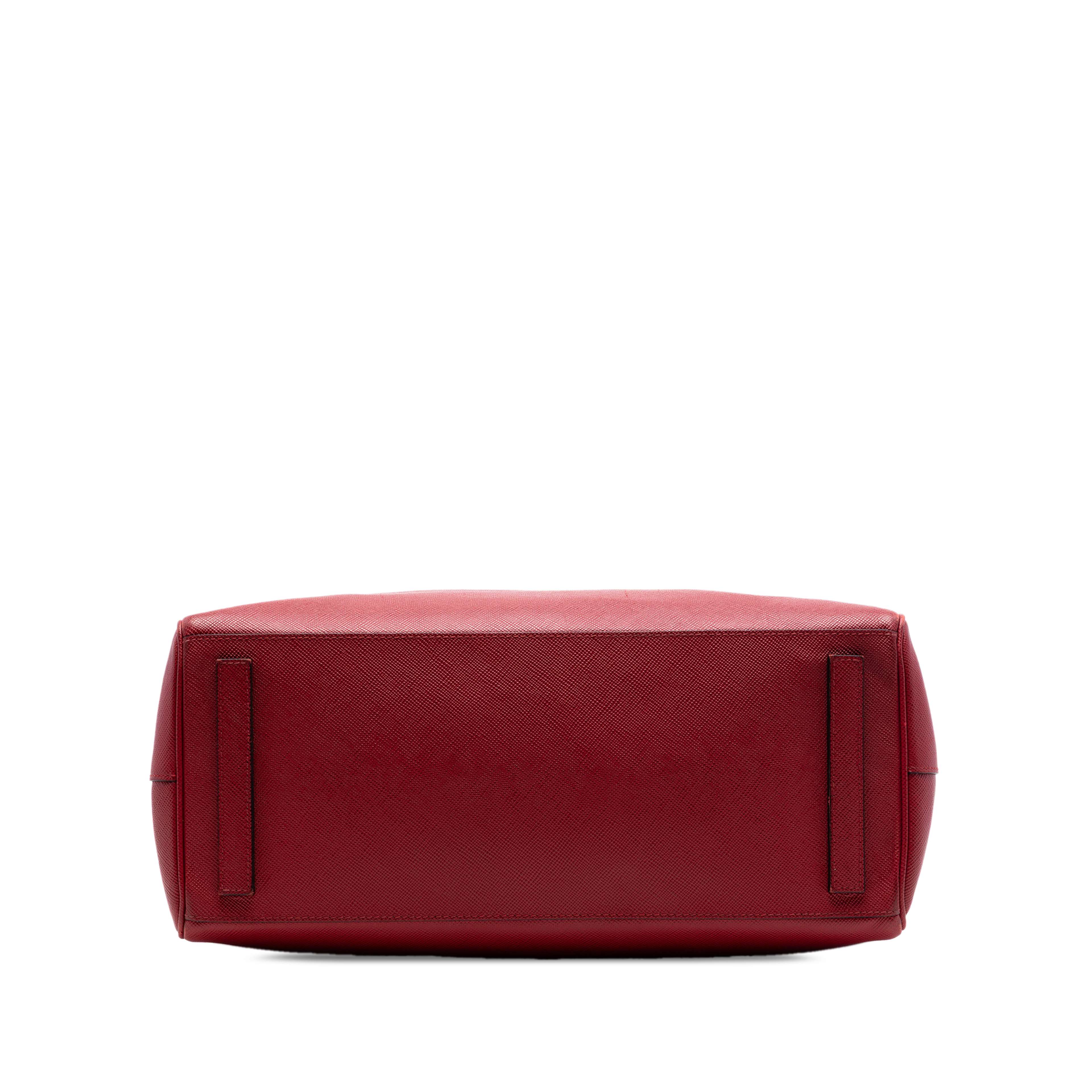 Prada Saffiano Lux Double Handle Shopping Tote, från Luxclusif, i färgen röd. Klicka för att öppna bilden i stort format