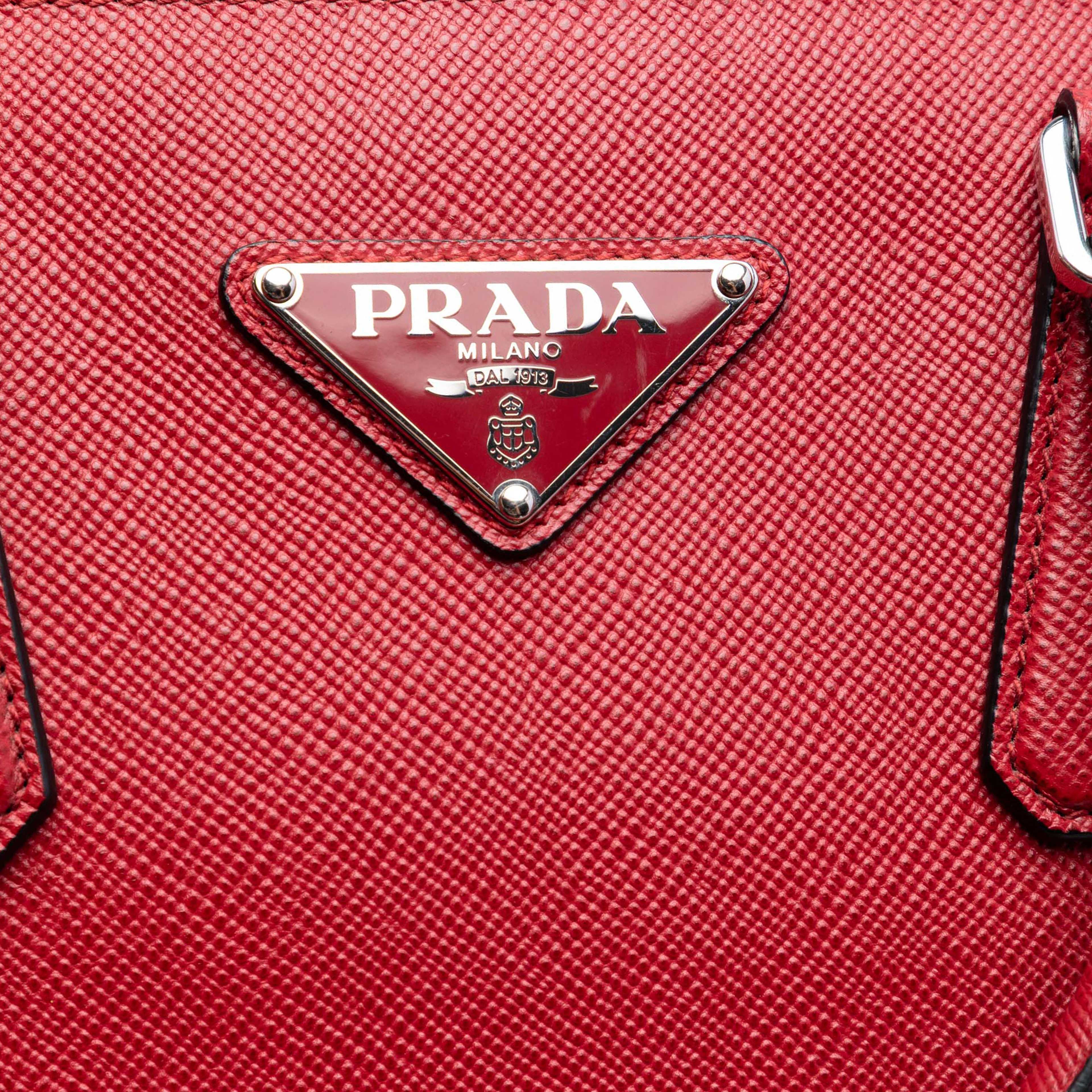 Prada Saffiano Lux Double Handle Shopping Tote, från Luxclusif, i färgen röd. Klicka för att öppna bilden i stort format