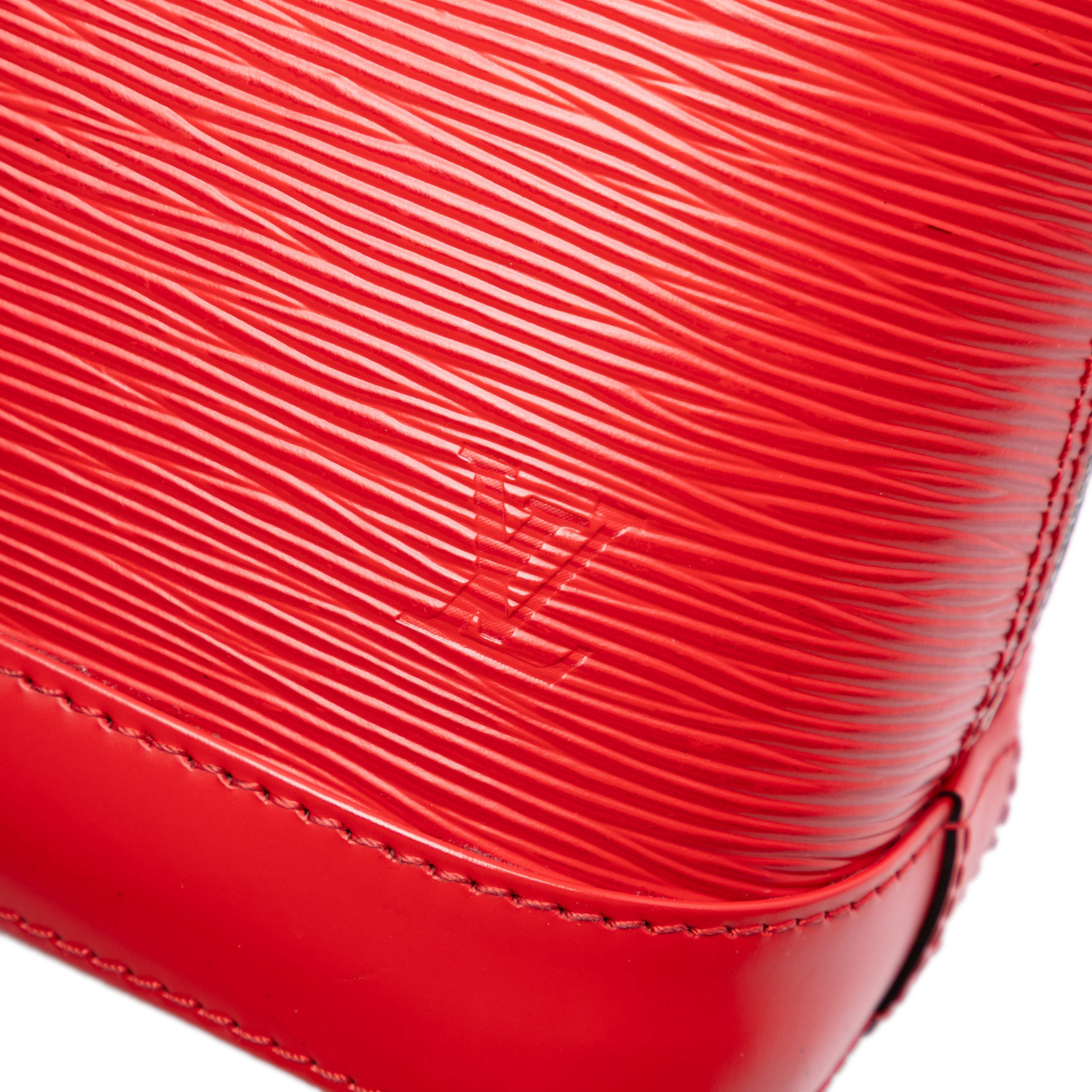 Louis Vuitton Epi Alma Bb, från Luxclusif, i färgen red. Klicka för att öppna bilden i stort format