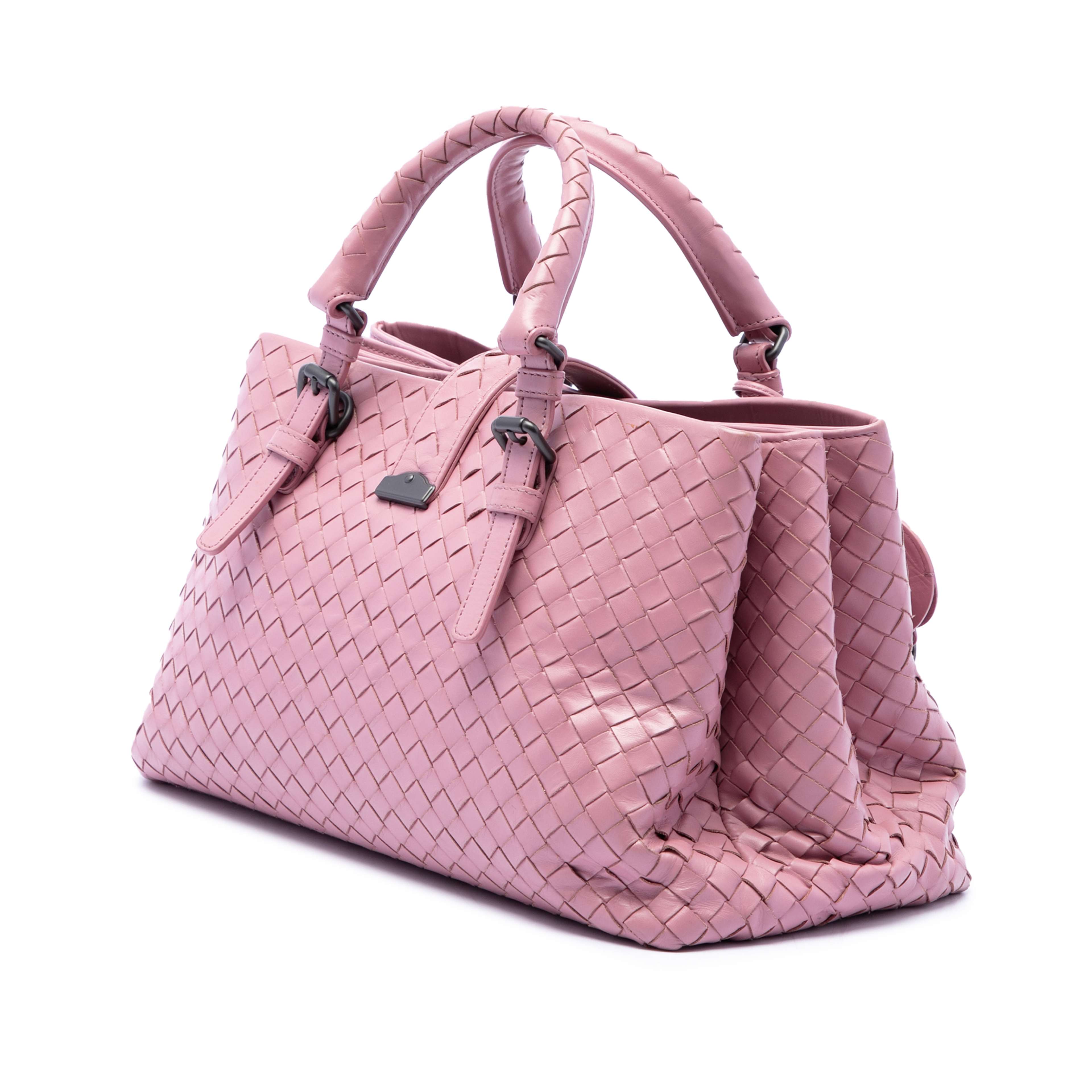 Bottega Veneta Small Nappa Intrecciato Roma Satchel, från Luxclusif, i färgen rosa. Klicka för att öppna bilden i stort format