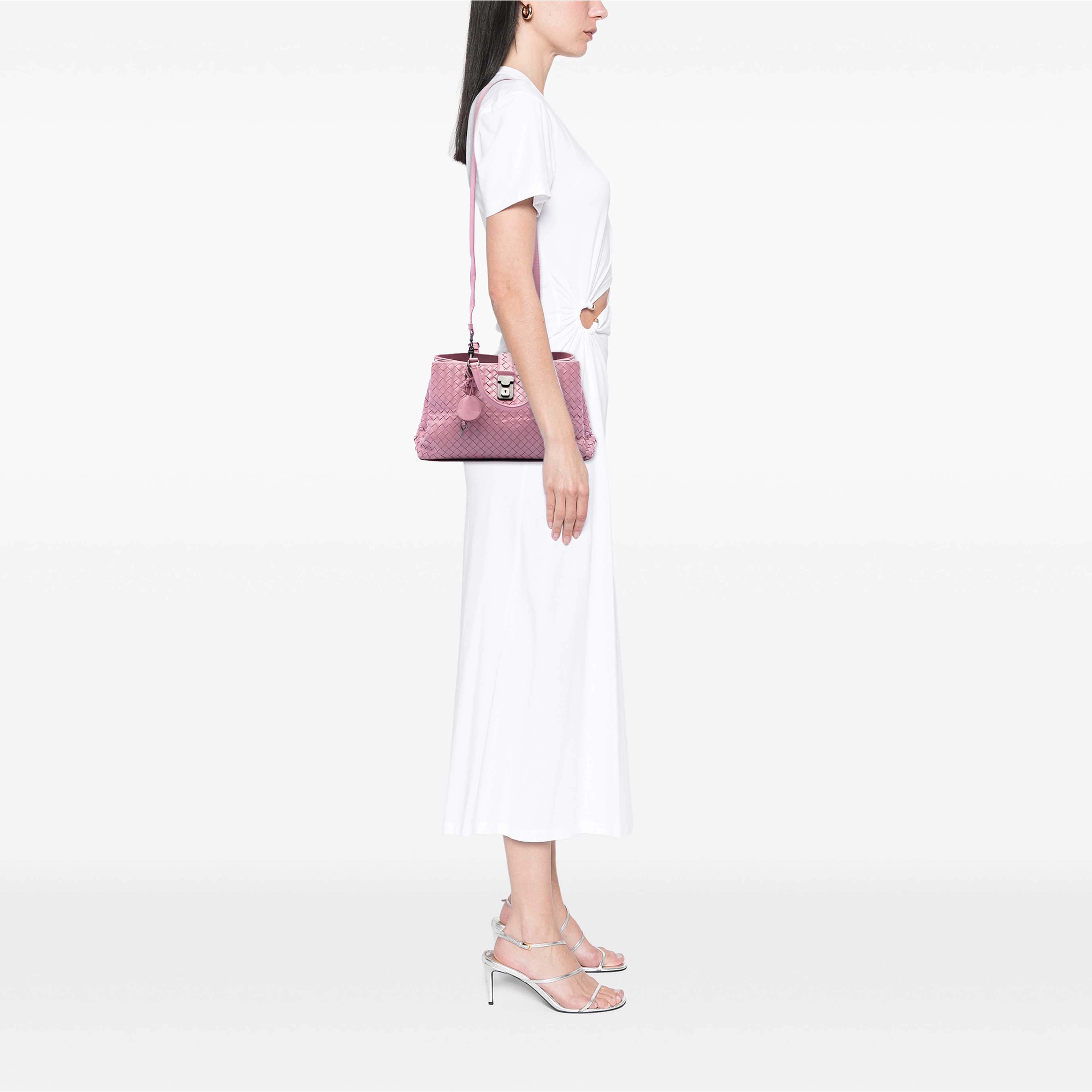 Bottega Veneta Small Nappa Intrecciato Roma Satchel, från Luxclusif, i färgen rosa. Klicka för att öppna bilden i stort format