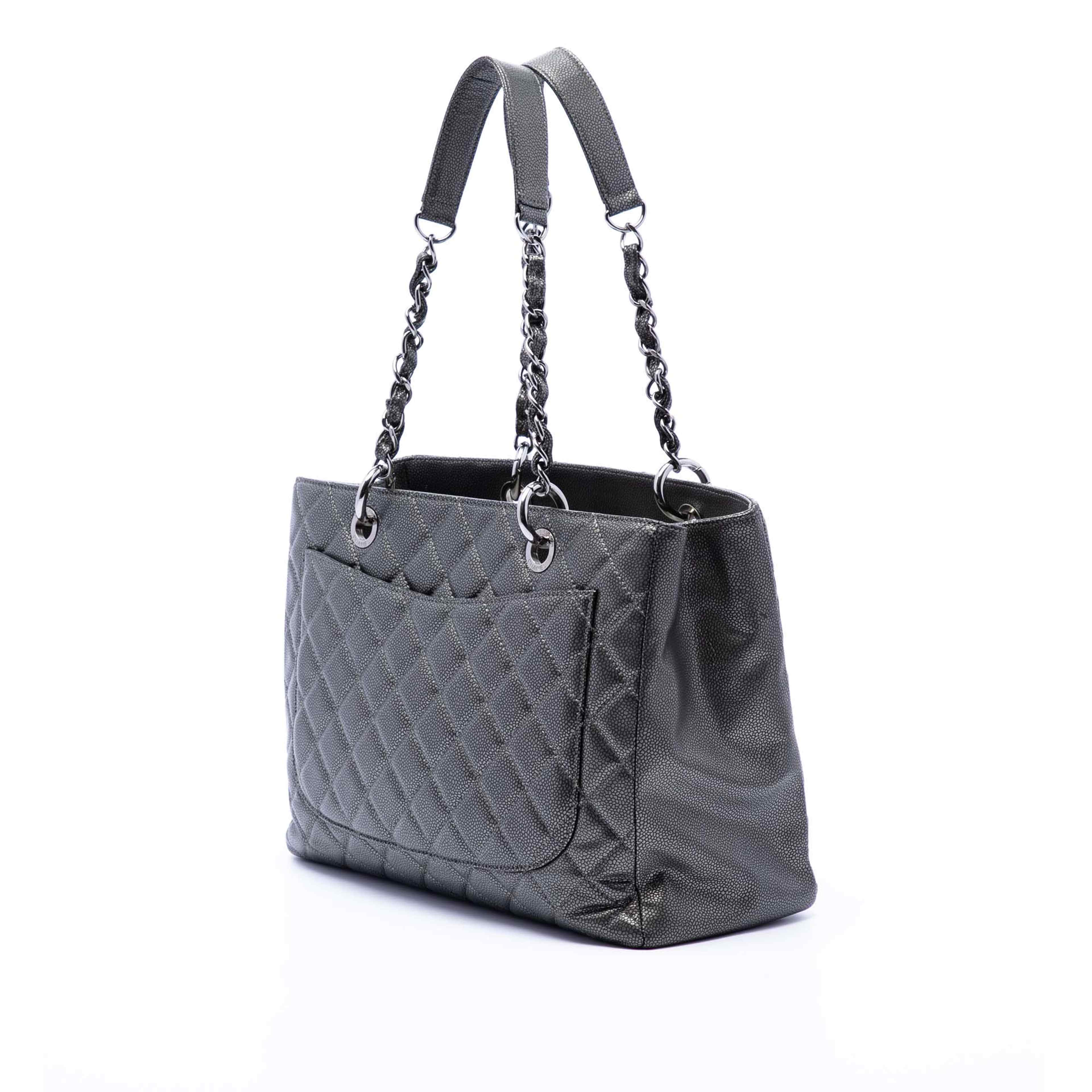 Chanel Metallic Caviar Grand Shopping Tote, från Luxclusif, i färgen dark gray. Klicka för att öppna bilden i stort format