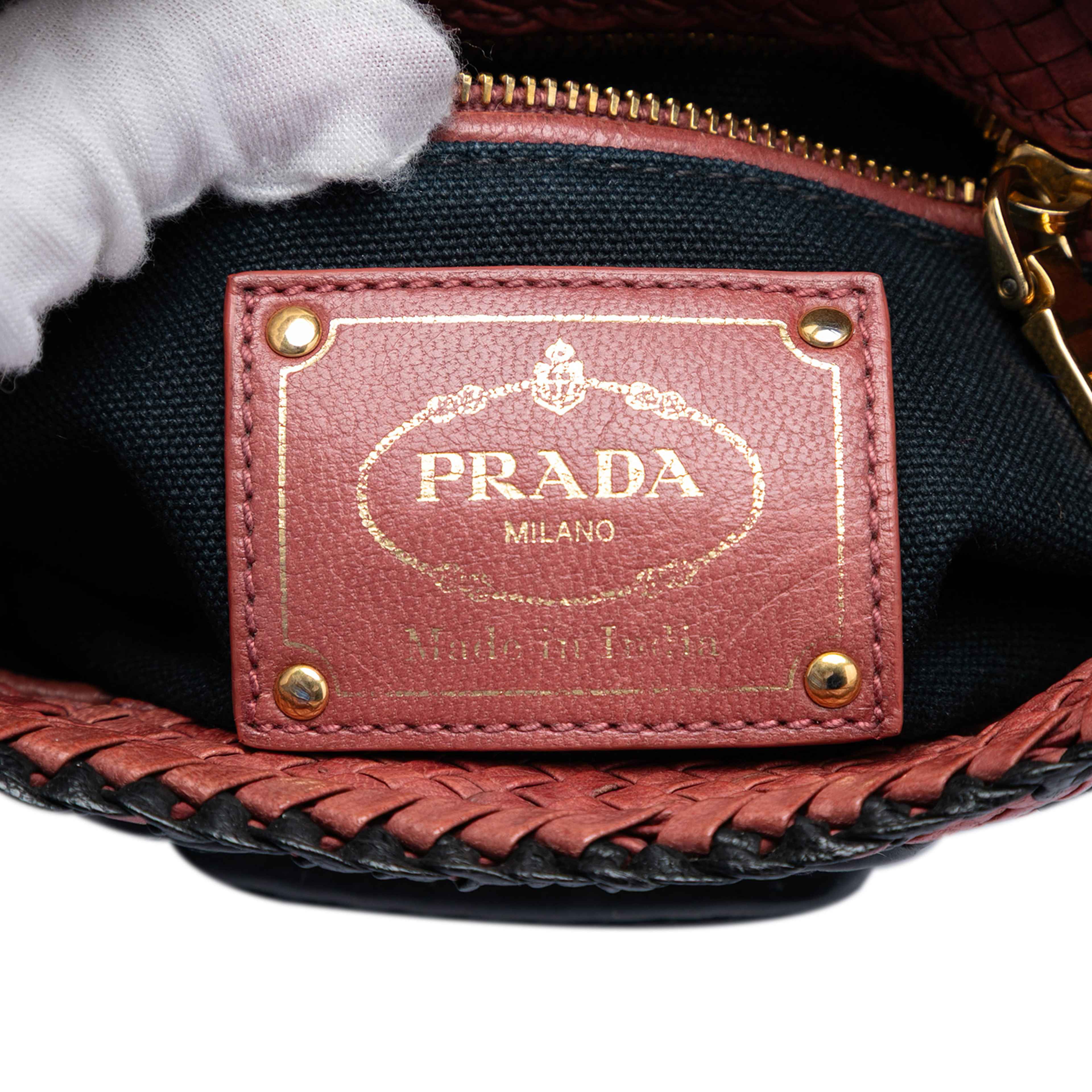 Prada Bicolor Woven Goatskin Madras Crossbody, från Luxclusif, i färgen black. Klicka för att öppna bilden i stort format