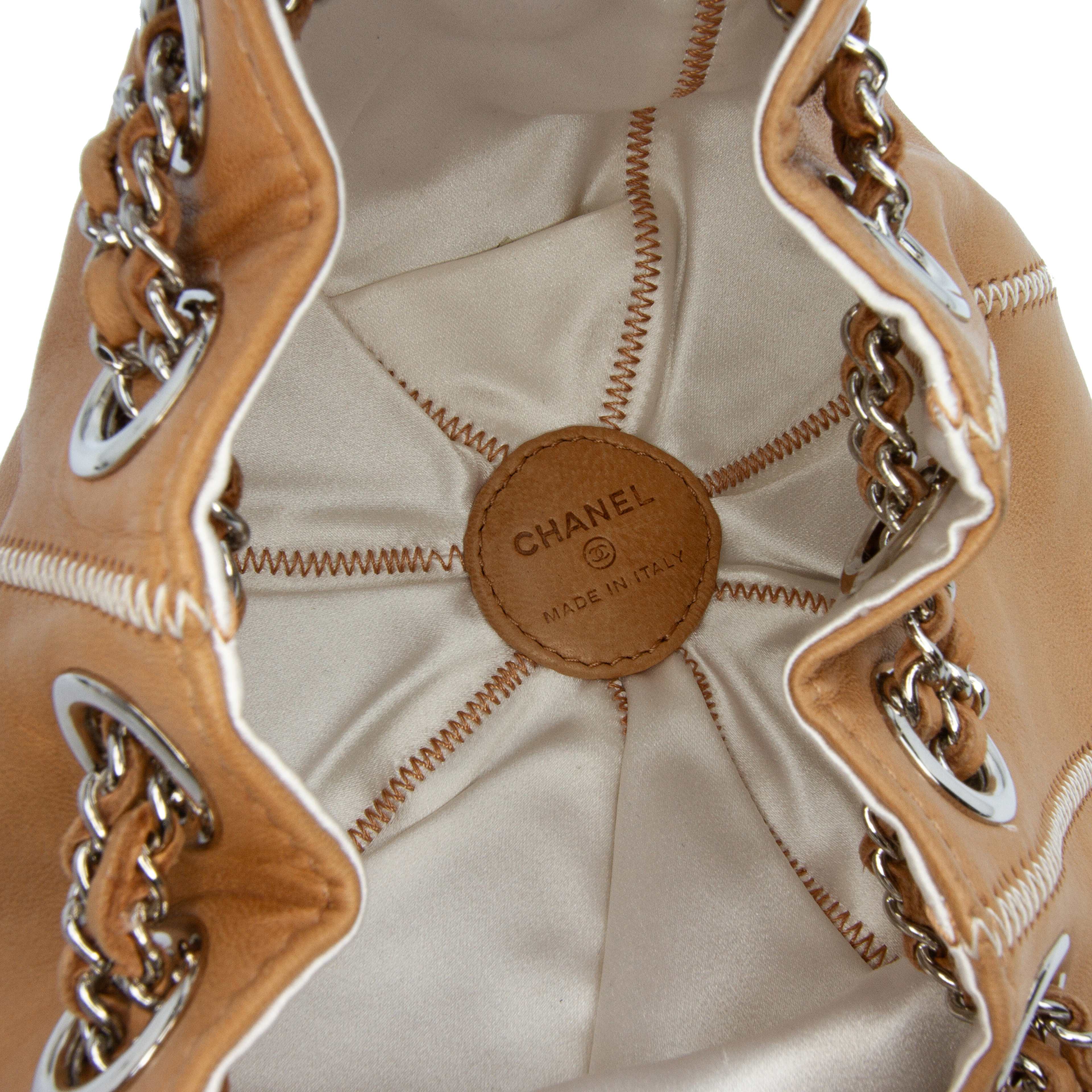 Chanel Mini Lambskin And Satin Reversible Sac Cordon, från Luxclusif, i färgen brown. Klicka för att öppna bilden i stort format