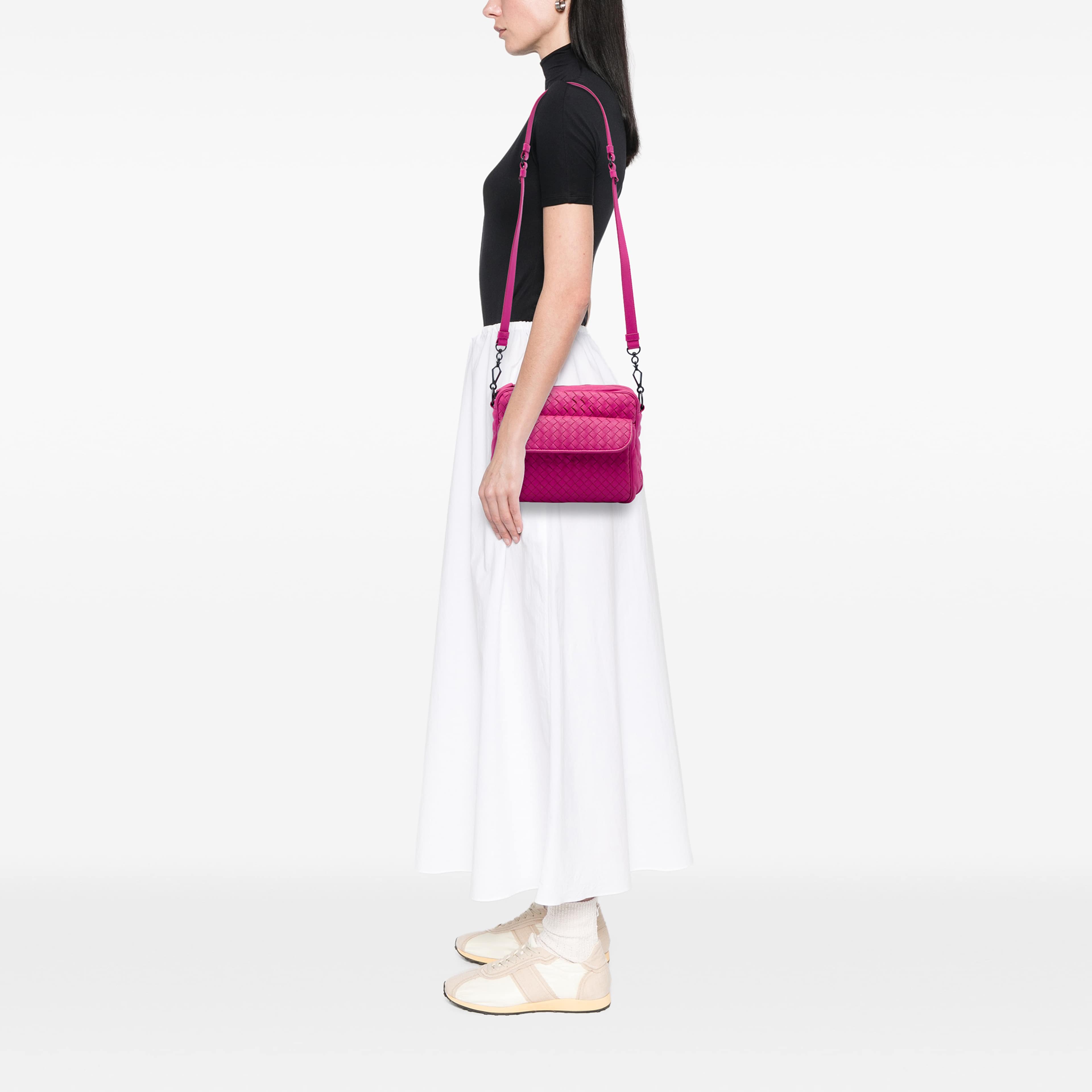 Bottega Veneta Nappa Intrecciato Front Pocket Messenger Bag, från Luxclusif, i färgen rosa. Klicka för att öppna bilden i stort format