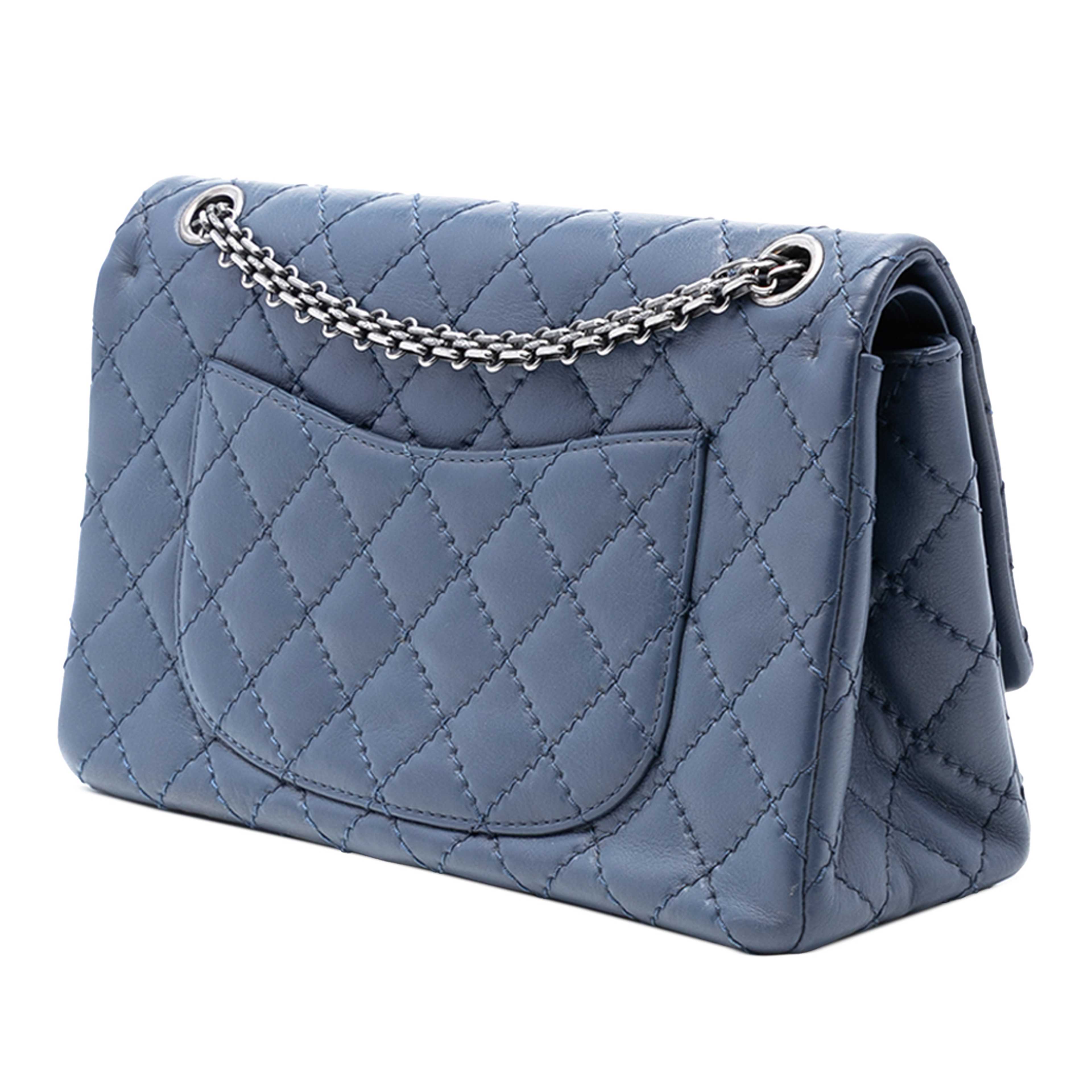 Chanel Reissue 2.55 Aged Calfskin Double Flap 226, från Luxclusif, i färgen blue. Klicka för att öppna bilden i stort format