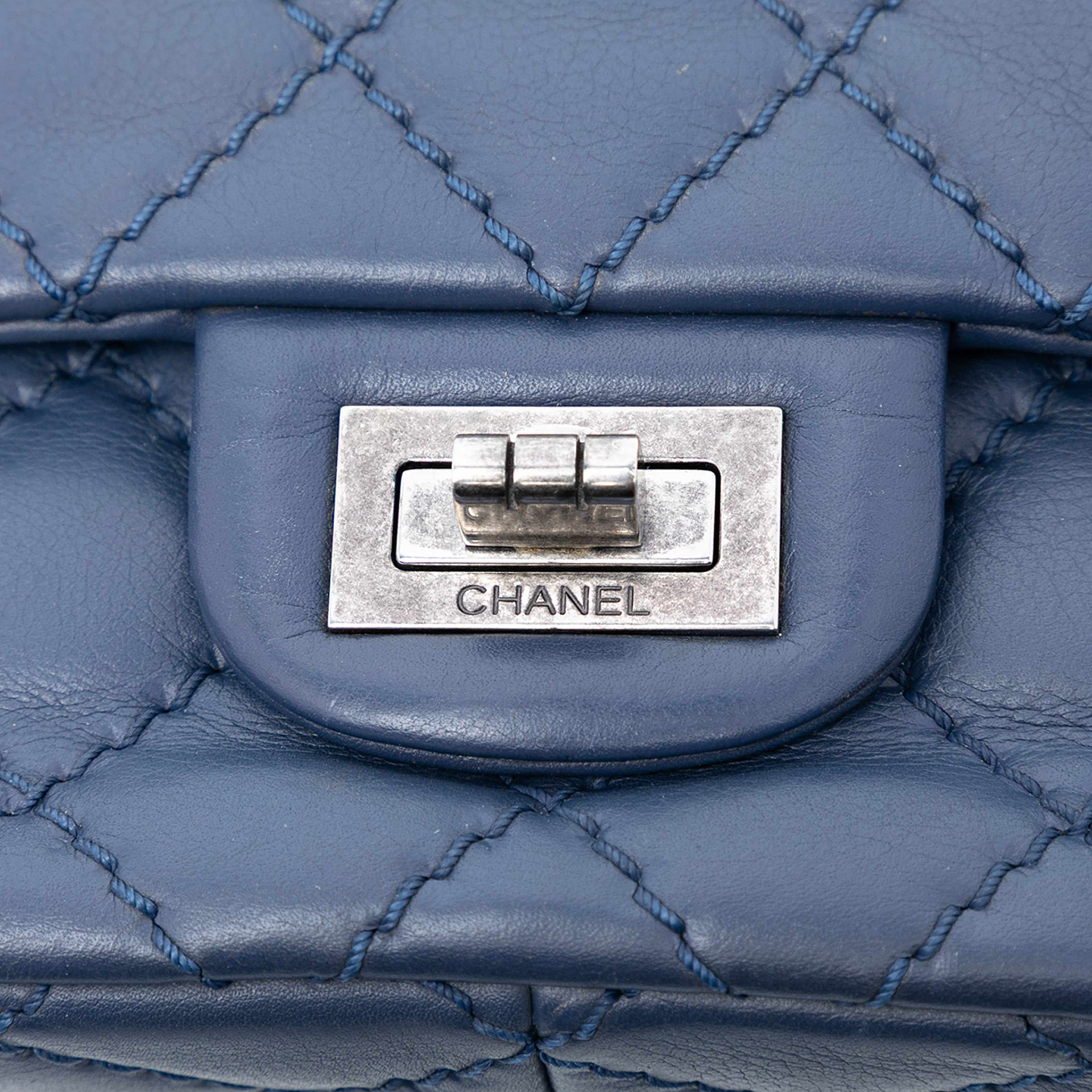 Chanel Reissue 2.55 Aged Calfskin Double Flap 226, från Luxclusif, i färgen blue. Klicka för att öppna bilden i stort format