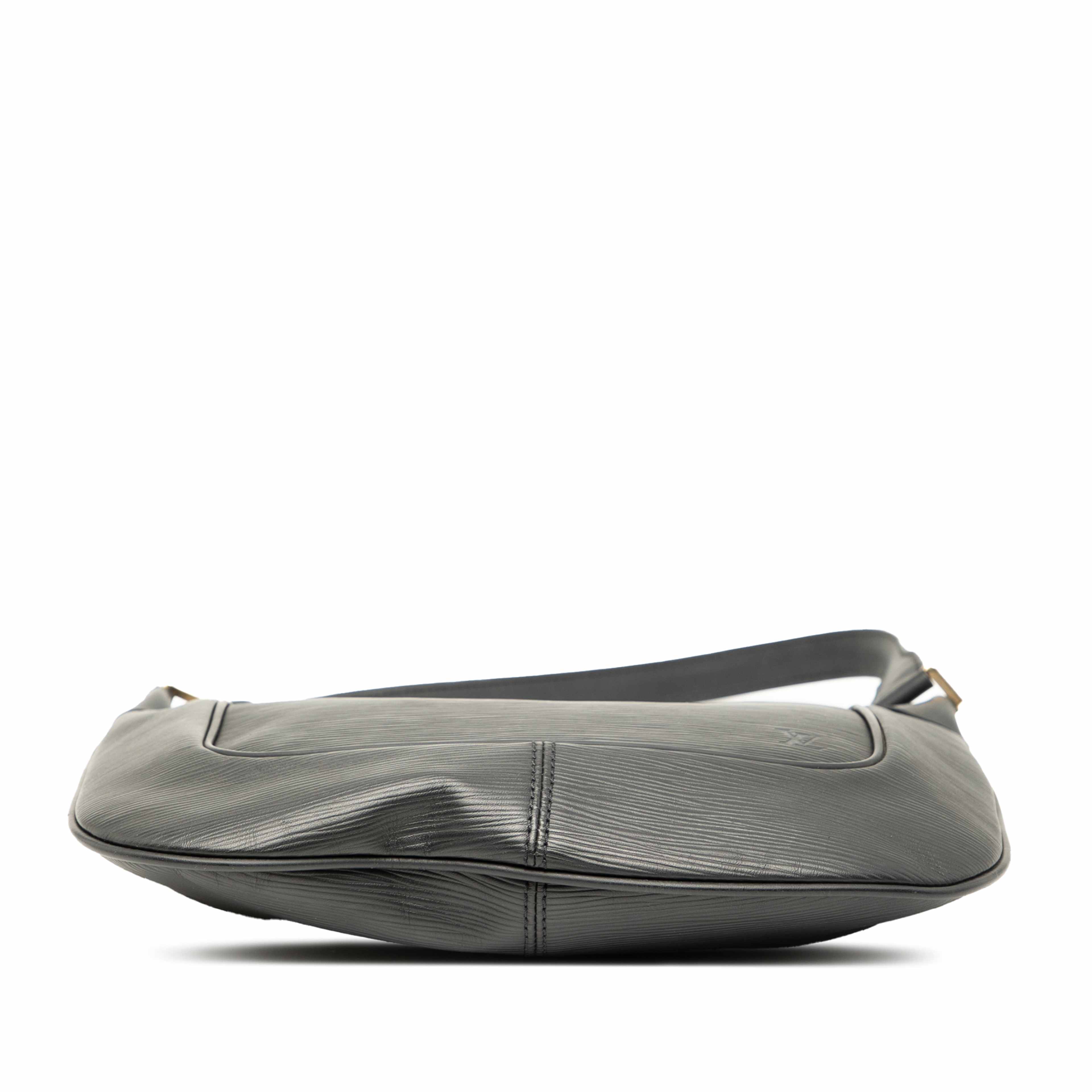 Louis Vuitton Epi Matsy, från Luxclusif, i färgen black. Klicka för att öppna bilden i stort format