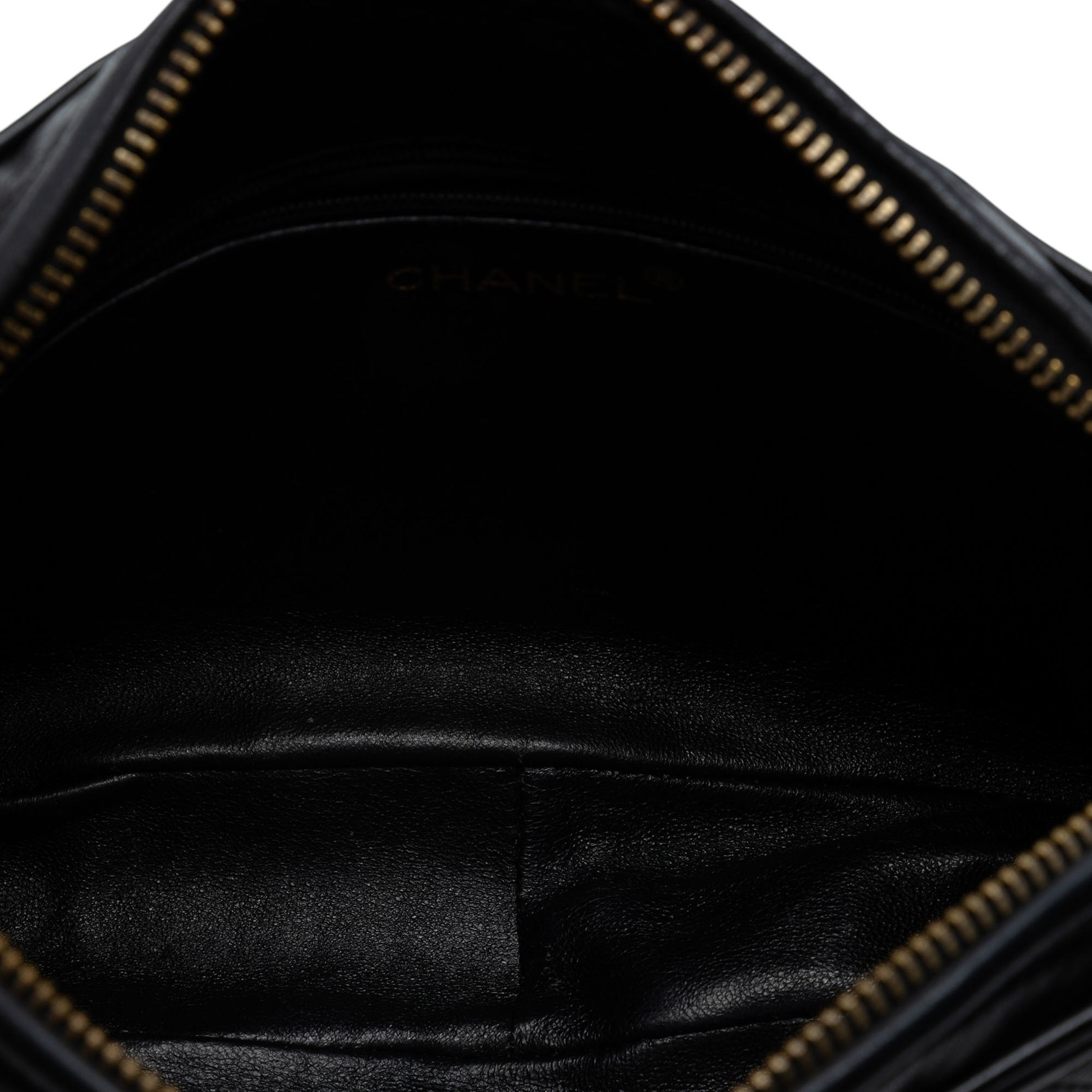 Chanel Cc Quilted Lambskin Tassel Camera Bag, från Luxclusif, i färgen black. Klicka för att öppna bilden i stort format