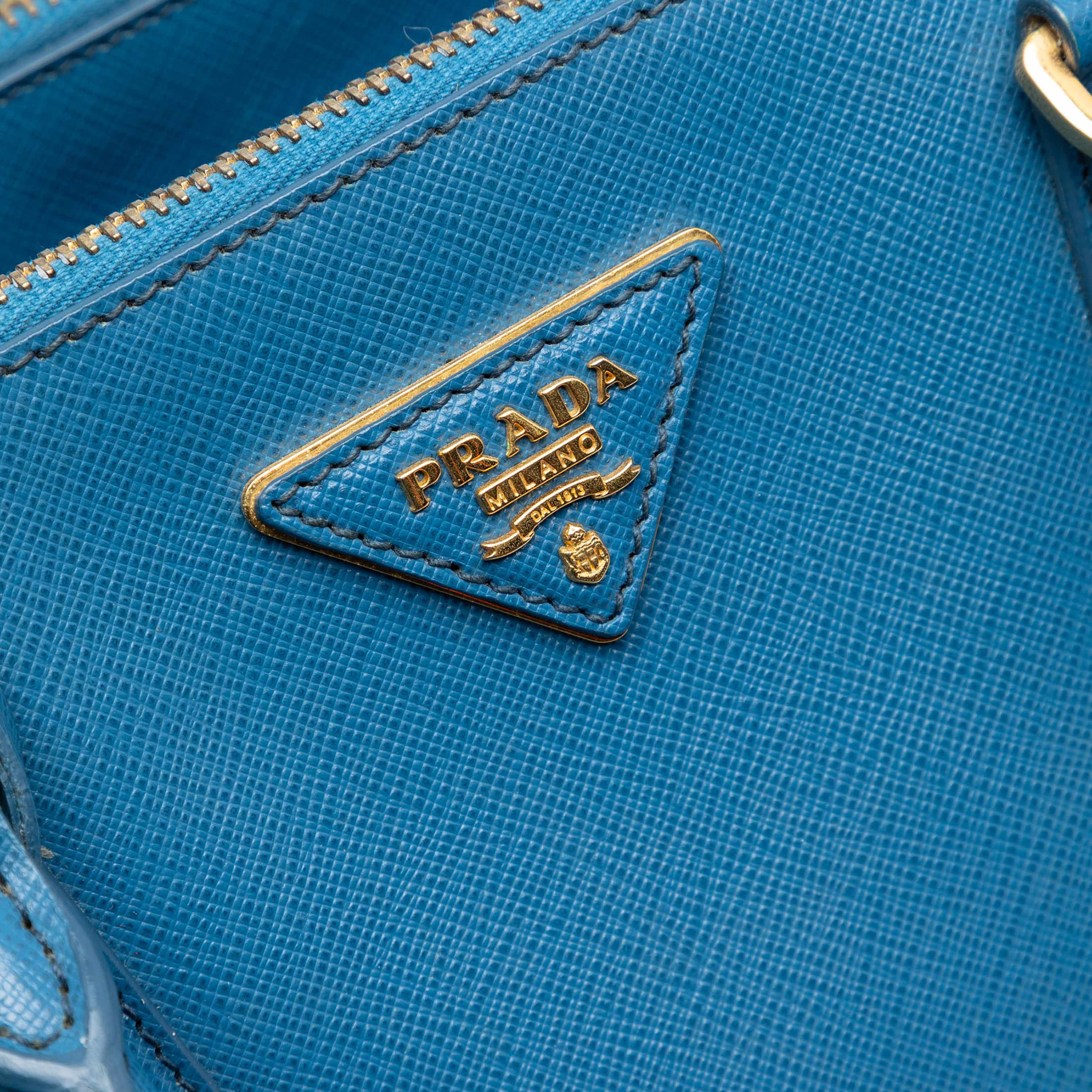 Prada Small Saffiano Lux Galleria Double Zip Satchel, från Luxclusif, i färgen aqua. Klicka för att öppna bilden i stort format