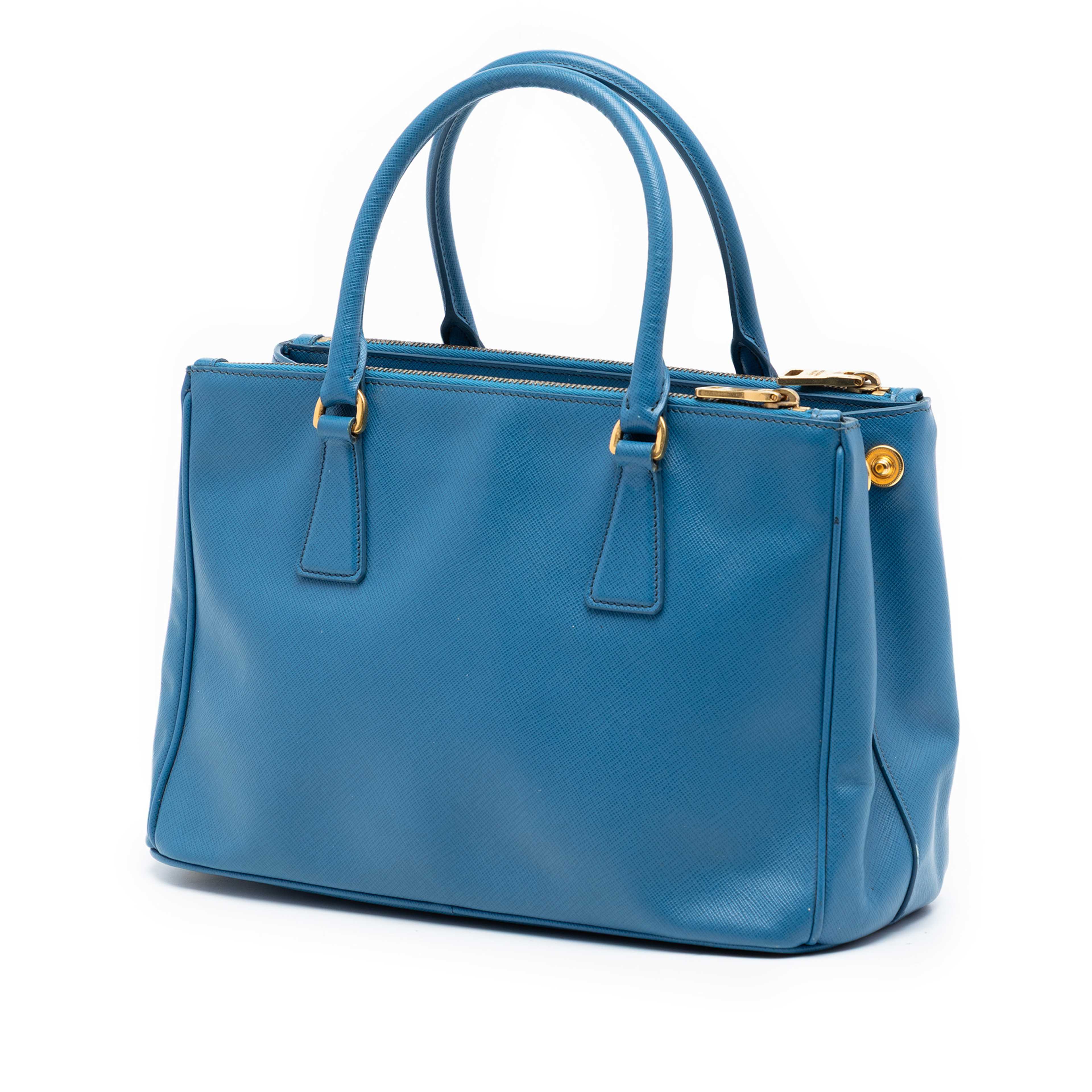 Prada Small Saffiano Lux Galleria Double Zip Satchel, från Luxclusif, i färgen aqua. Klicka för att öppna bilden i stort format