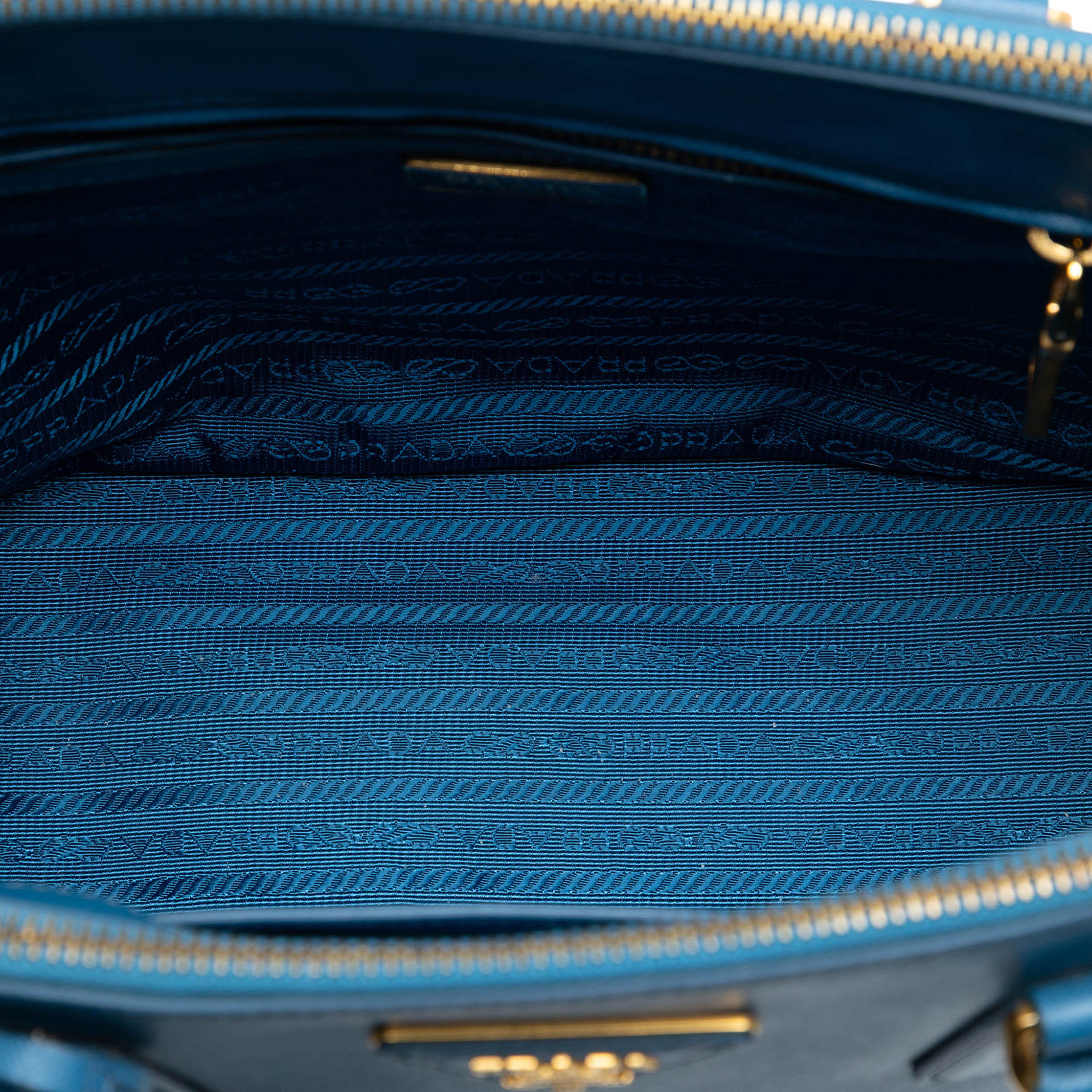 Prada Small Saffiano Lux Galleria Double Zip Satchel, från Luxclusif, i färgen aqua. Klicka för att öppna bilden i stort format