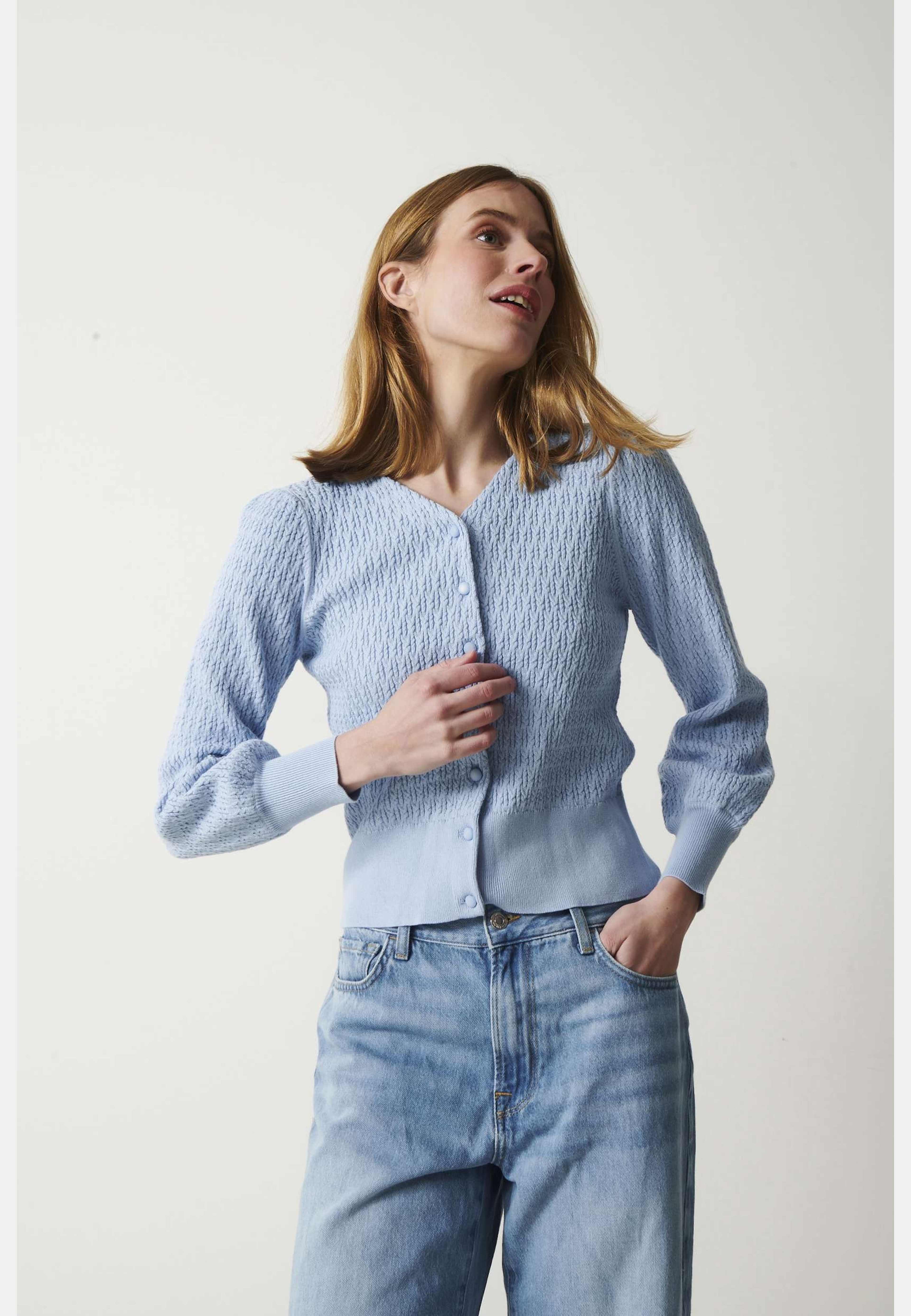 Johanna Cardigan, från Jumperfabriken, i färgen light blue. Klicka för att öppna bilden i stort format