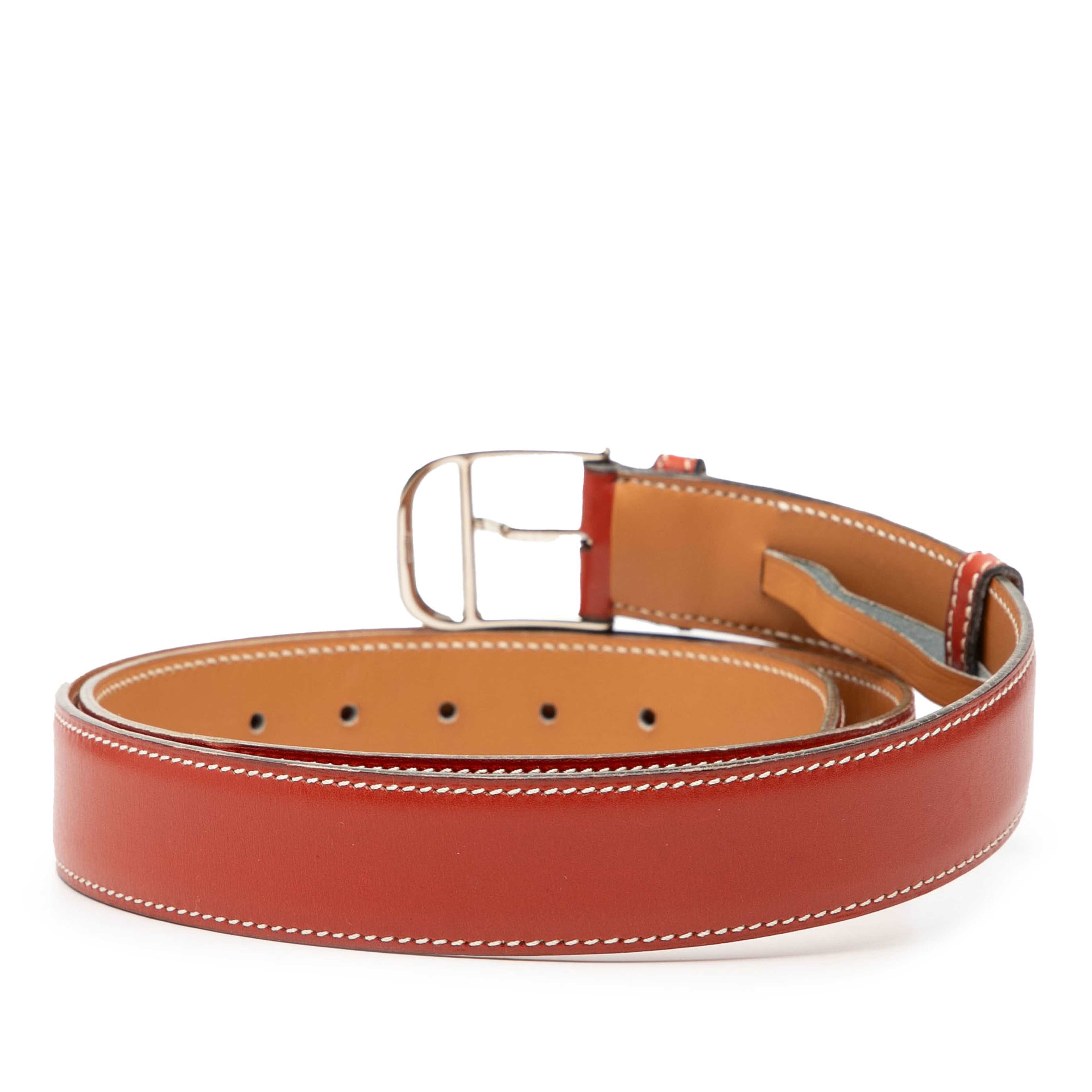 Hermès Box Calf Etriviere Belt, från Luxclusif, i färgen red orange. Klicka för att öppna bilden i stort format