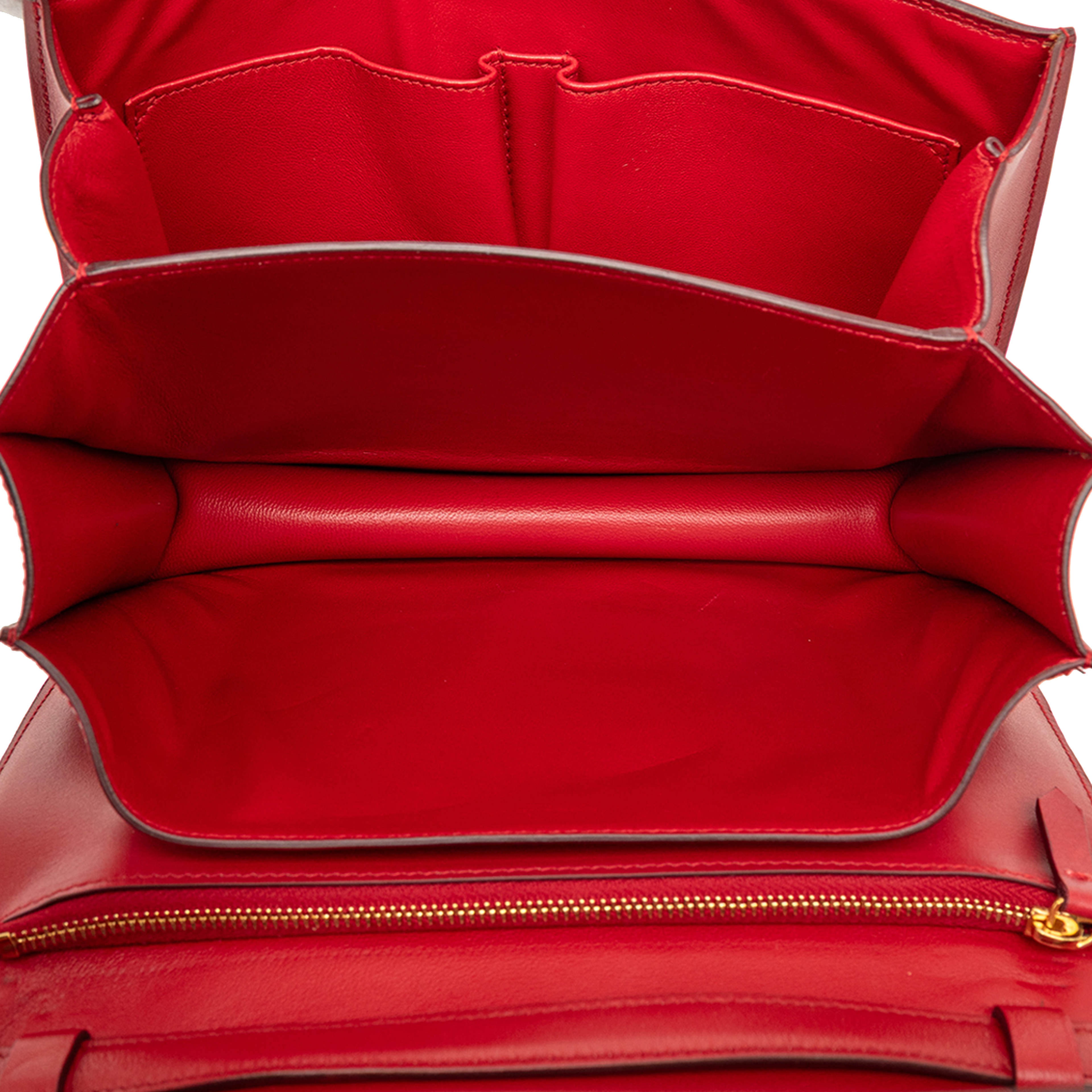 Celine Medium Calfskin Classic Box, från Luxclusif, i färgen red. Klicka för att öppna bilden i stort format