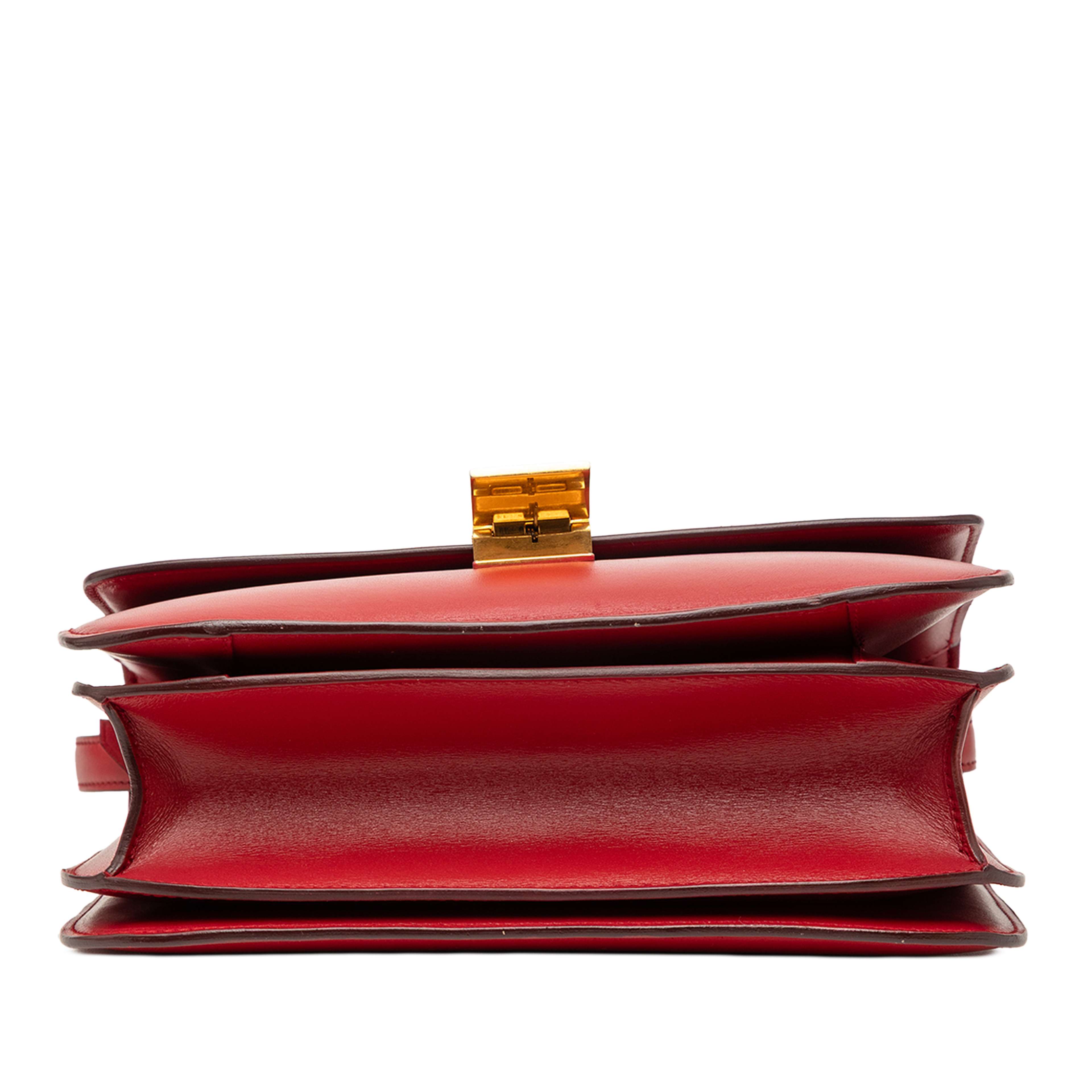 Celine Medium Calfskin Classic Box, från Luxclusif, i färgen red. Klicka för att öppna bilden i stort format