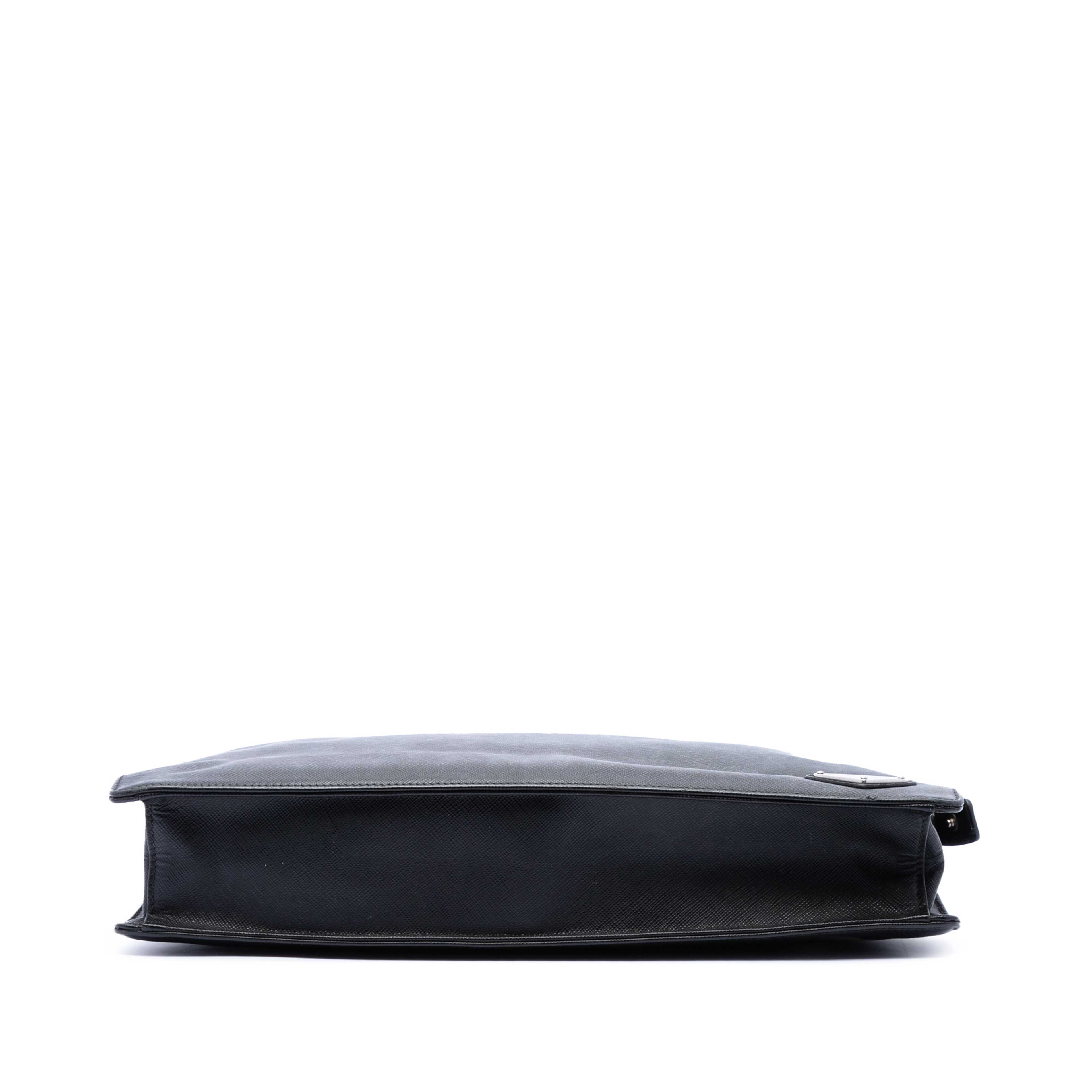 Prada Saffiano Business Bag, från Luxclusif, i färgen black. Klicka för att öppna bilden i stort format