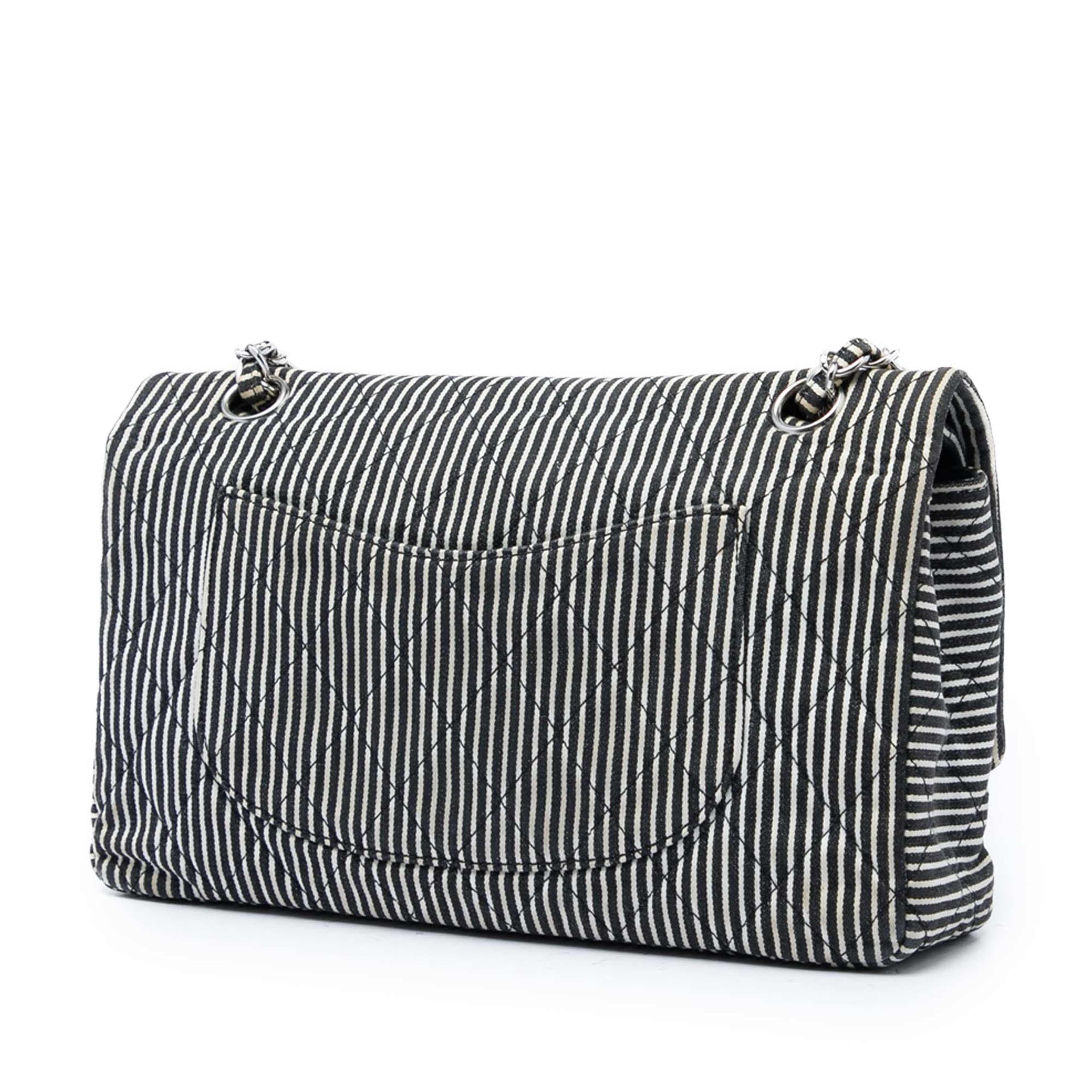 Chanel Medium Classic Canvas Stripes Double Flap, från Luxclusif, i färgen svart. Klicka för att öppna bilden i stort format
