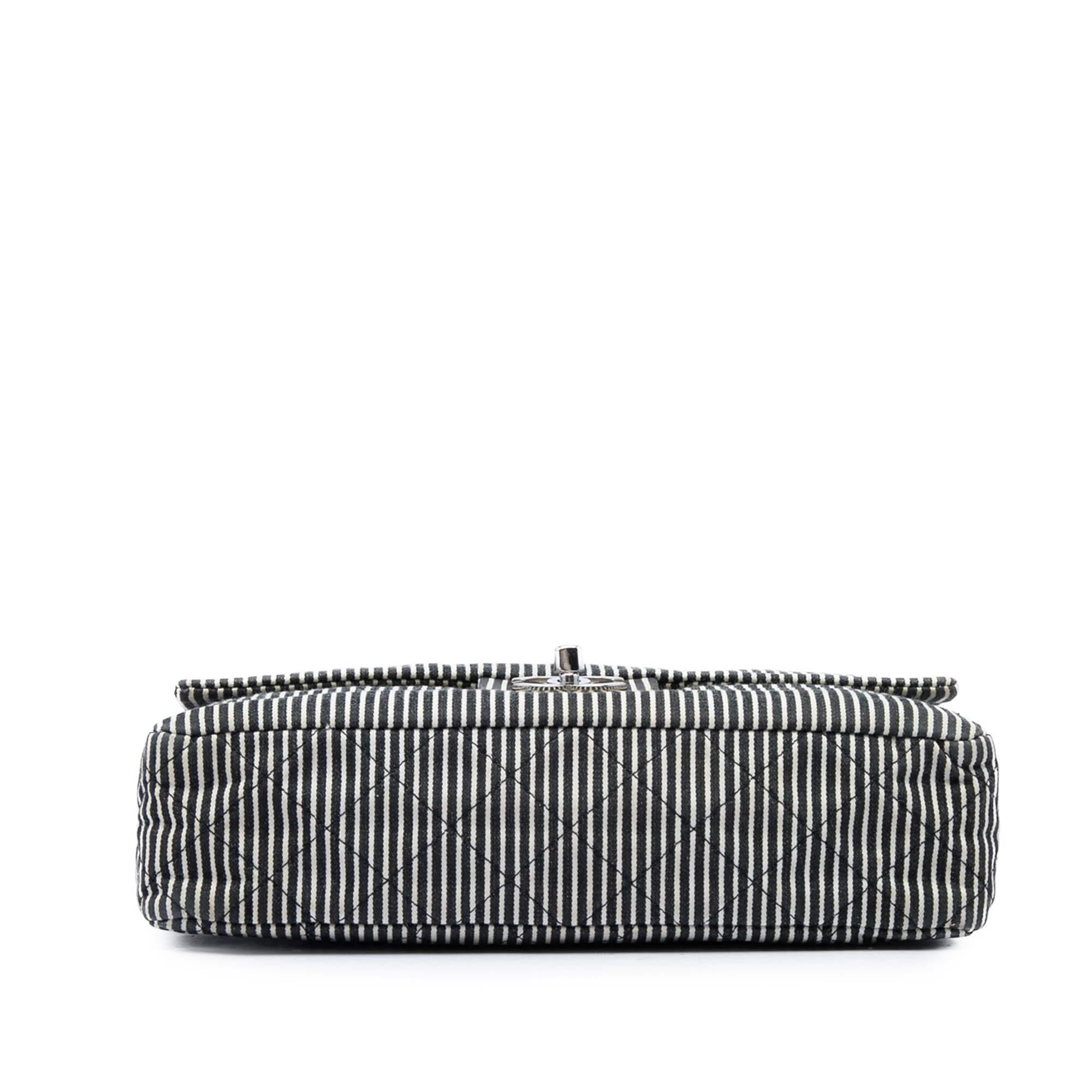 Chanel Medium Classic Canvas Stripes Double Flap, från Luxclusif, i färgen svart. Klicka för att öppna bilden i stort format
