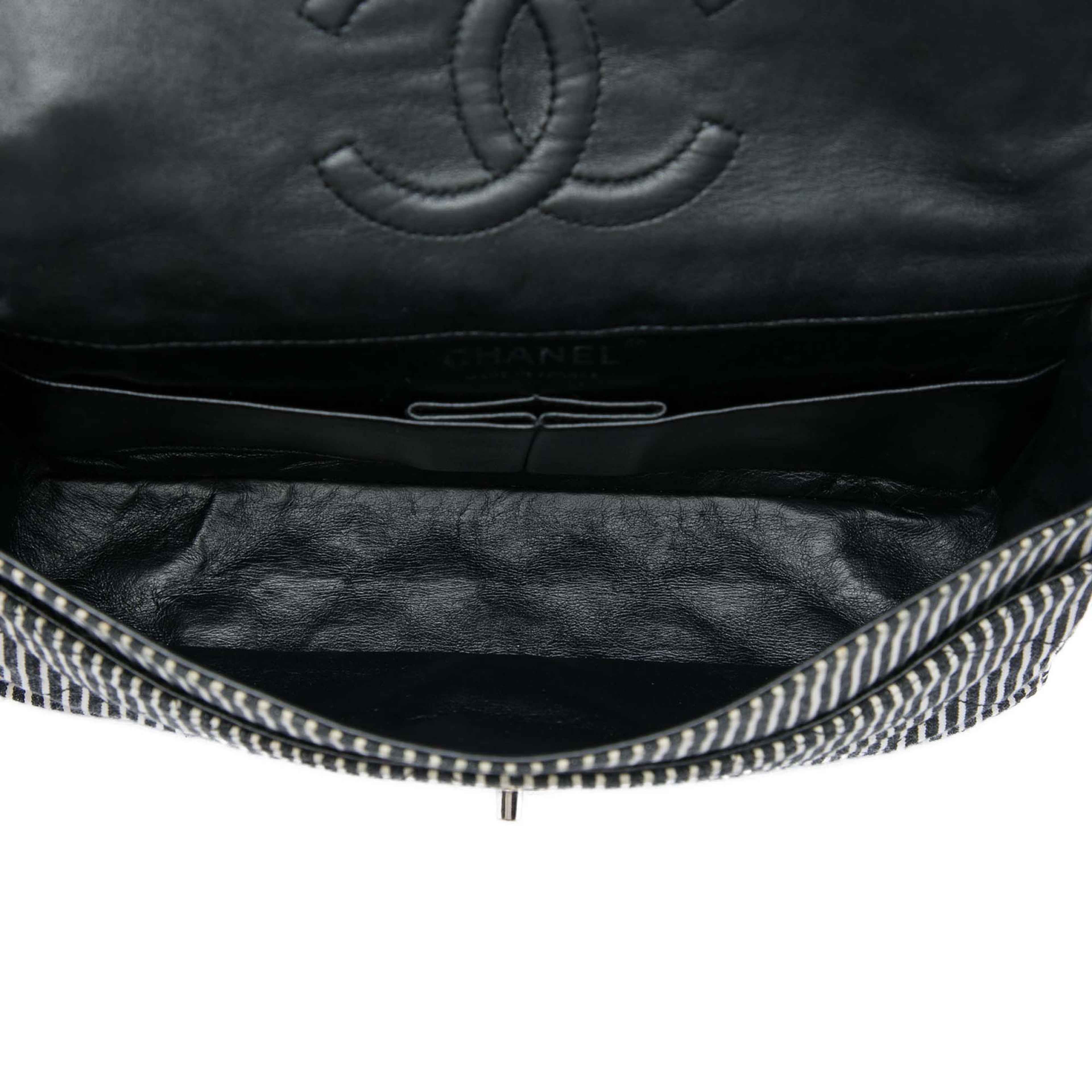 Chanel Medium Classic Canvas Stripes Double Flap, från Luxclusif, i färgen svart. Klicka för att öppna bilden i stort format