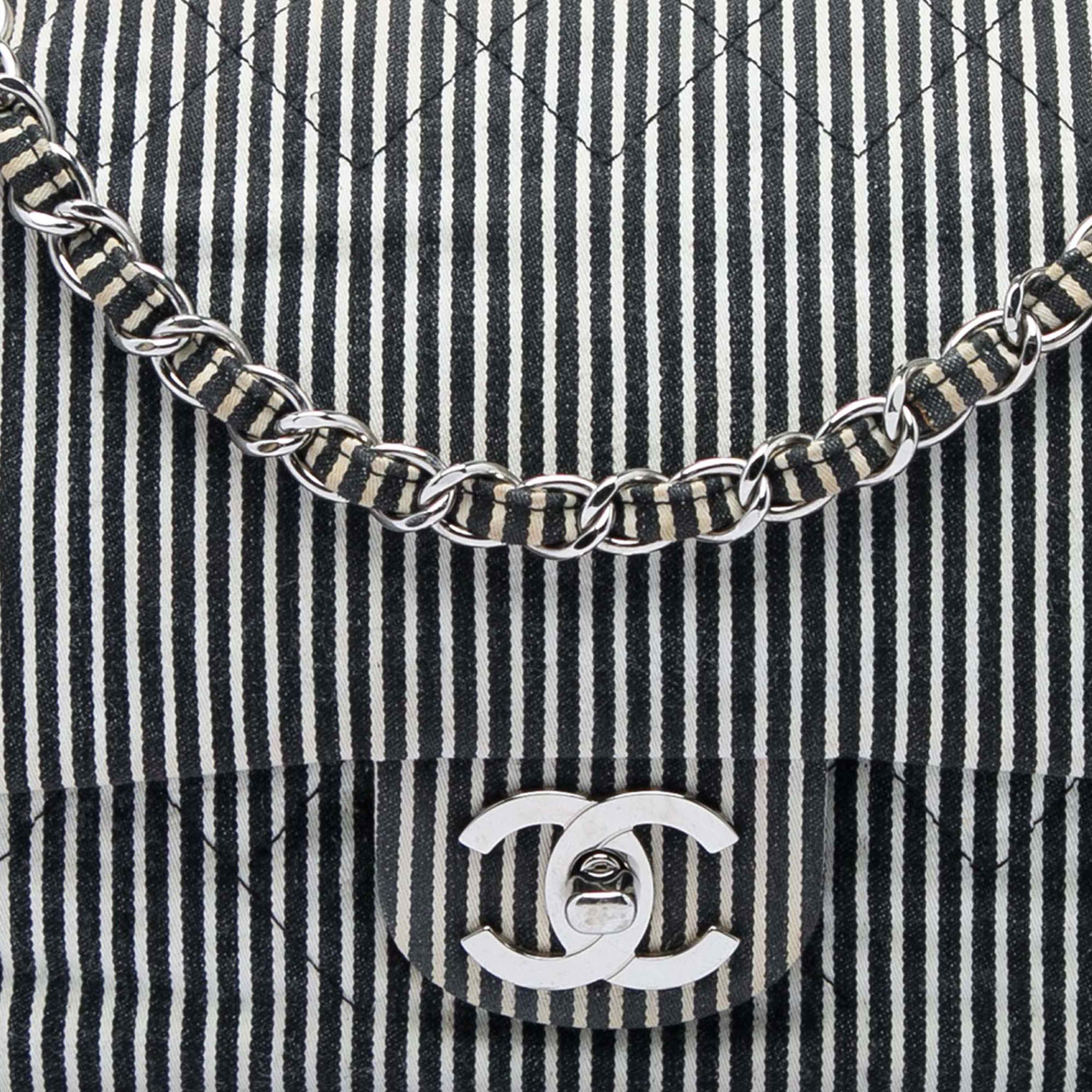 Chanel Medium Classic Canvas Stripes Double Flap, från Luxclusif, i färgen svart. Klicka för att öppna bilden i stort format