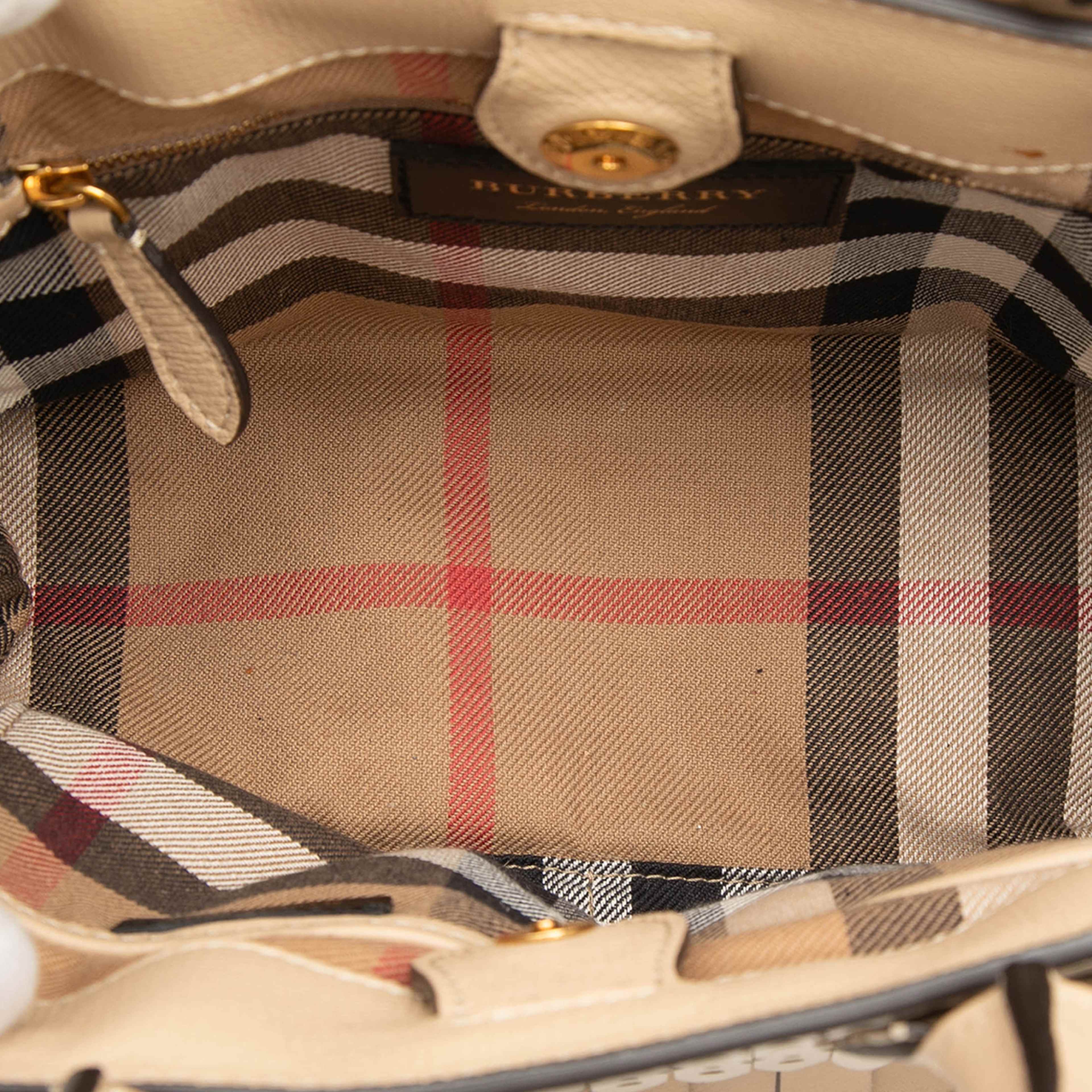 Burberry Small Leather Brogue Banner Satchel, från Luxclusif, i färgen beige. Klicka för att öppna bilden i stort format