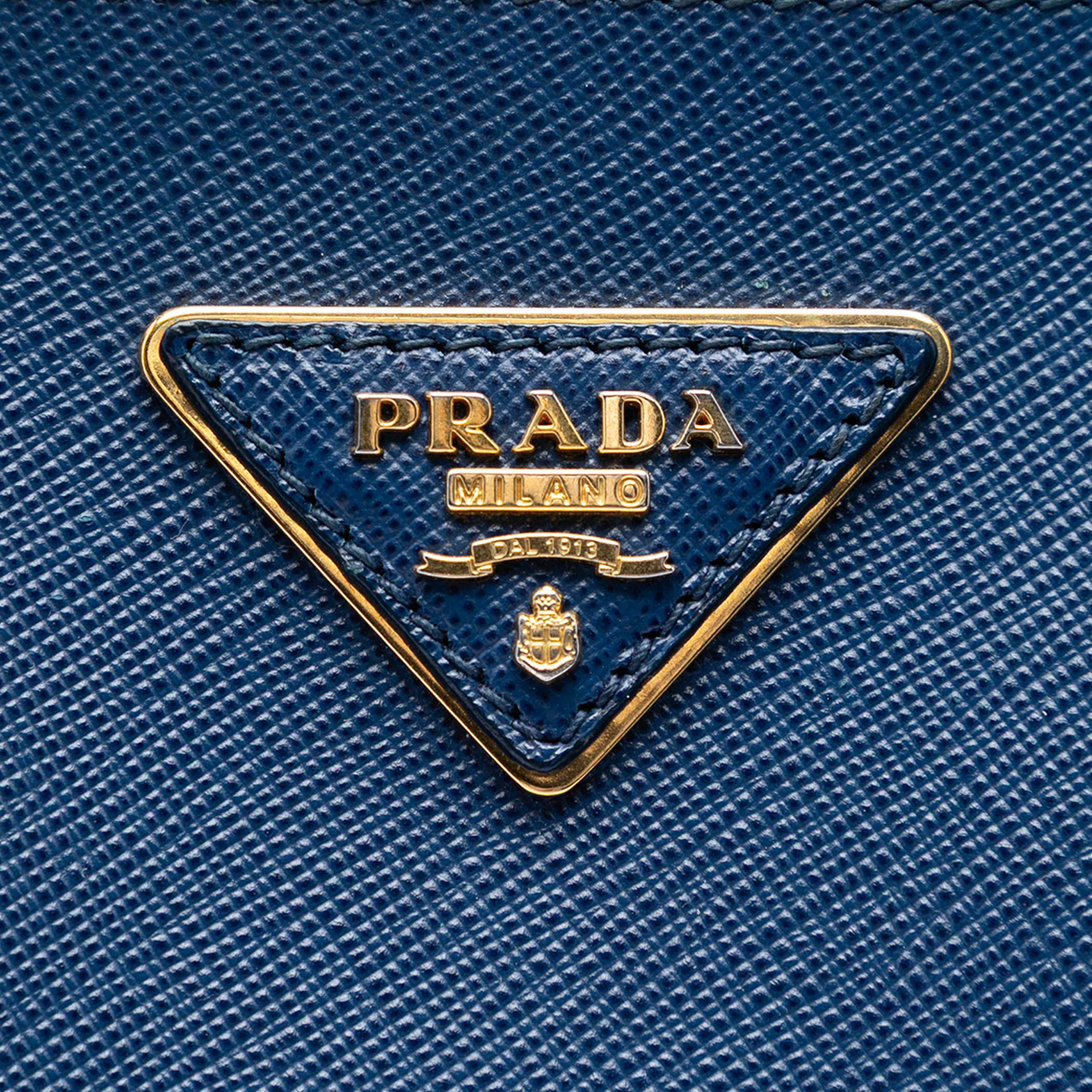 Prada Large Saffiano Lux Galleria Double Zip Tote, från Luxclusif, i färgen blue. Klicka för att öppna bilden i stort format